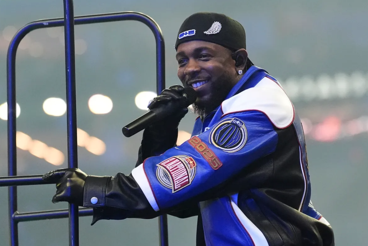 Kendrick Lamar b&ugrave;ng nổ s&acirc;n khấu Super Bowl 2025 với b&agrave;i h&aacute;t chỉ tr&iacute;ch Drake- Ảnh 4.