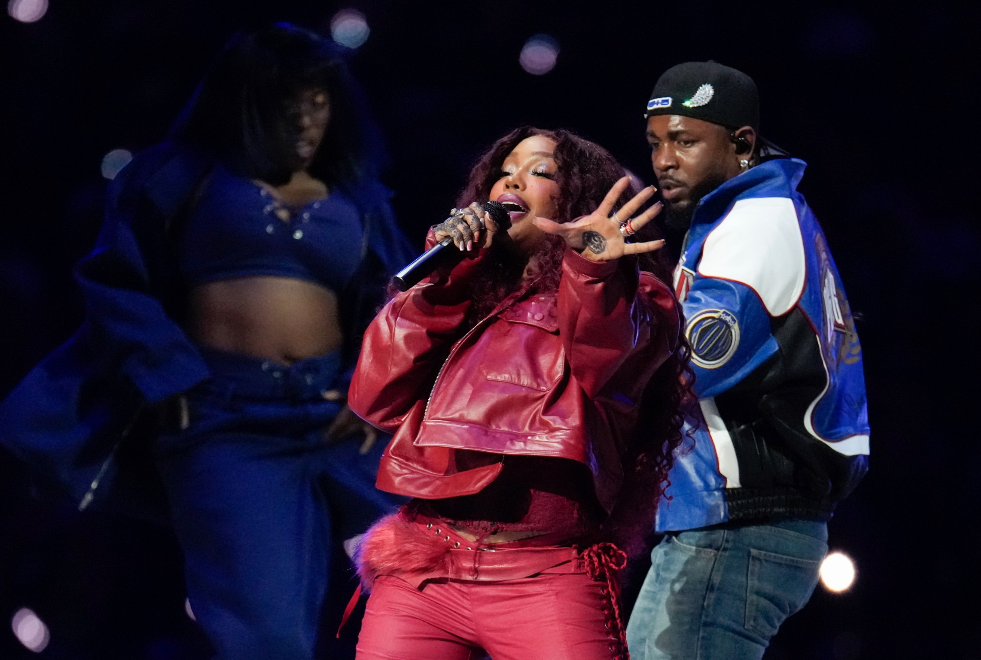 Kendrick Lamar b&ugrave;ng nổ s&acirc;n khấu Super Bowl 2025 với b&agrave;i h&aacute;t chỉ tr&iacute;ch Drake- Ảnh 5.