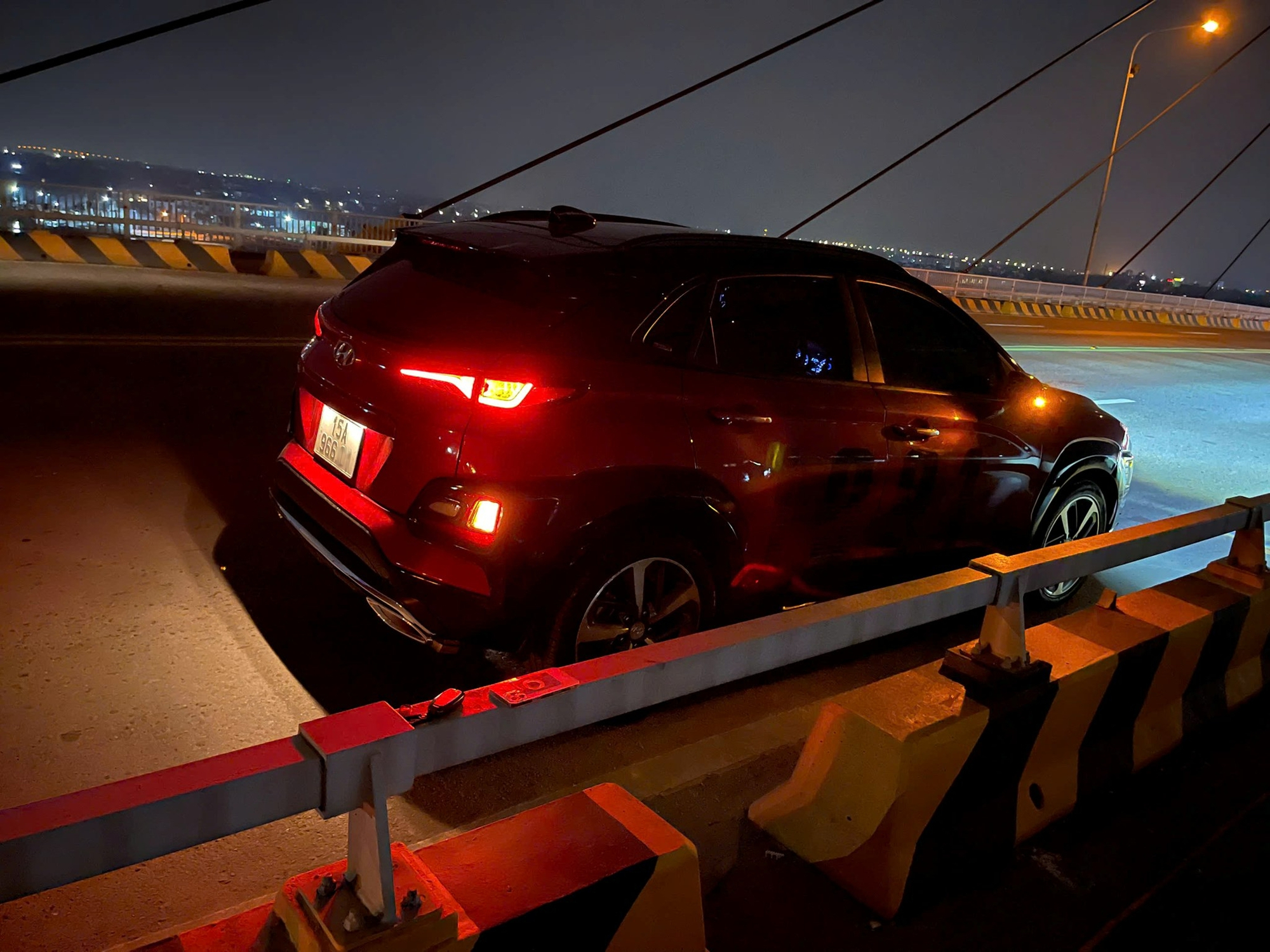 Hải Ph&ograve;ng: T&igrave;m kiếm người bỏ lại &ocirc; t&ocirc; tr&ecirc;n cầu B&iacute;nh, nghi nhảy s&ocirc;ng tự tử- Ảnh 1.