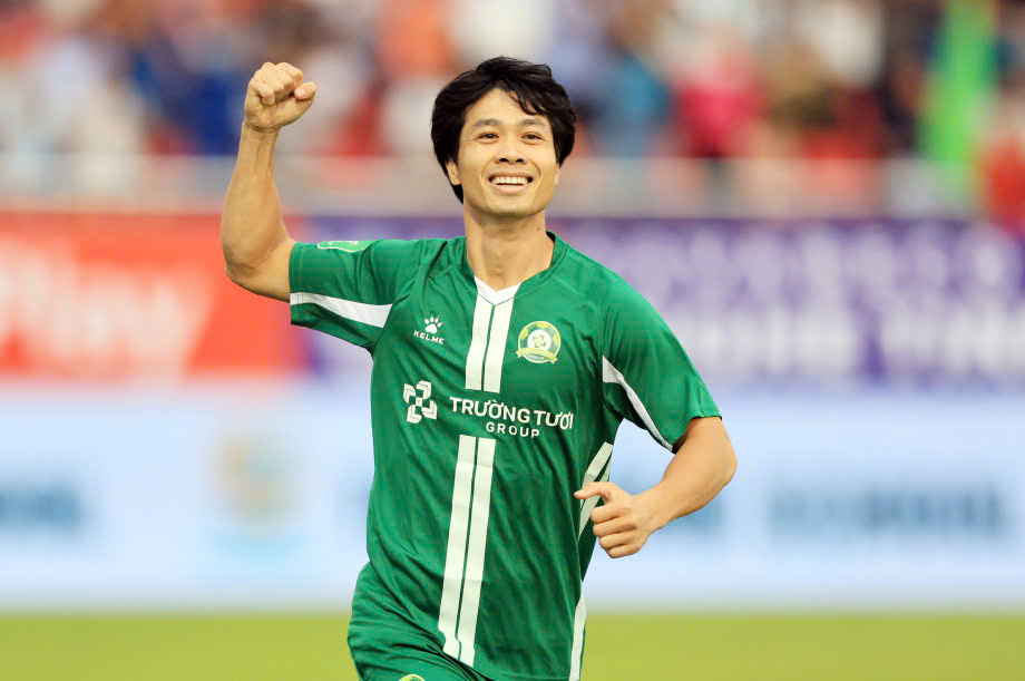 Đang tr&ecirc;n đ&agrave; trở lại, C&ocirc;ng Phượng gặp hạn ở đội b&oacute;ng hạng Nhất- Ảnh 1.