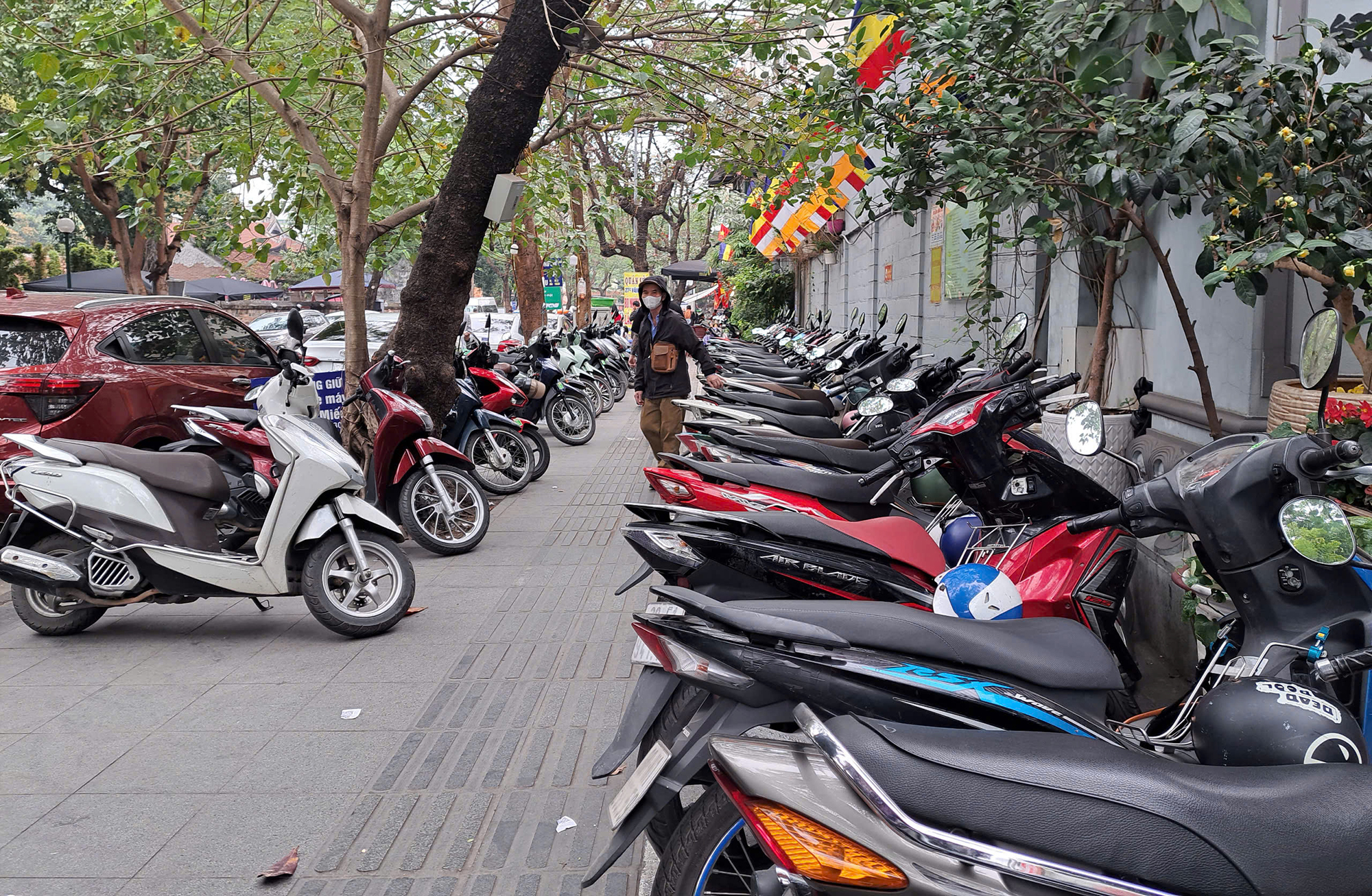 H&agrave; Nội: T&aacute;i diễn cảnh tr&ocirc;ng giữ xe &ldquo;chặt ch&eacute;m&rdquo; sau Tết- Ảnh 2.