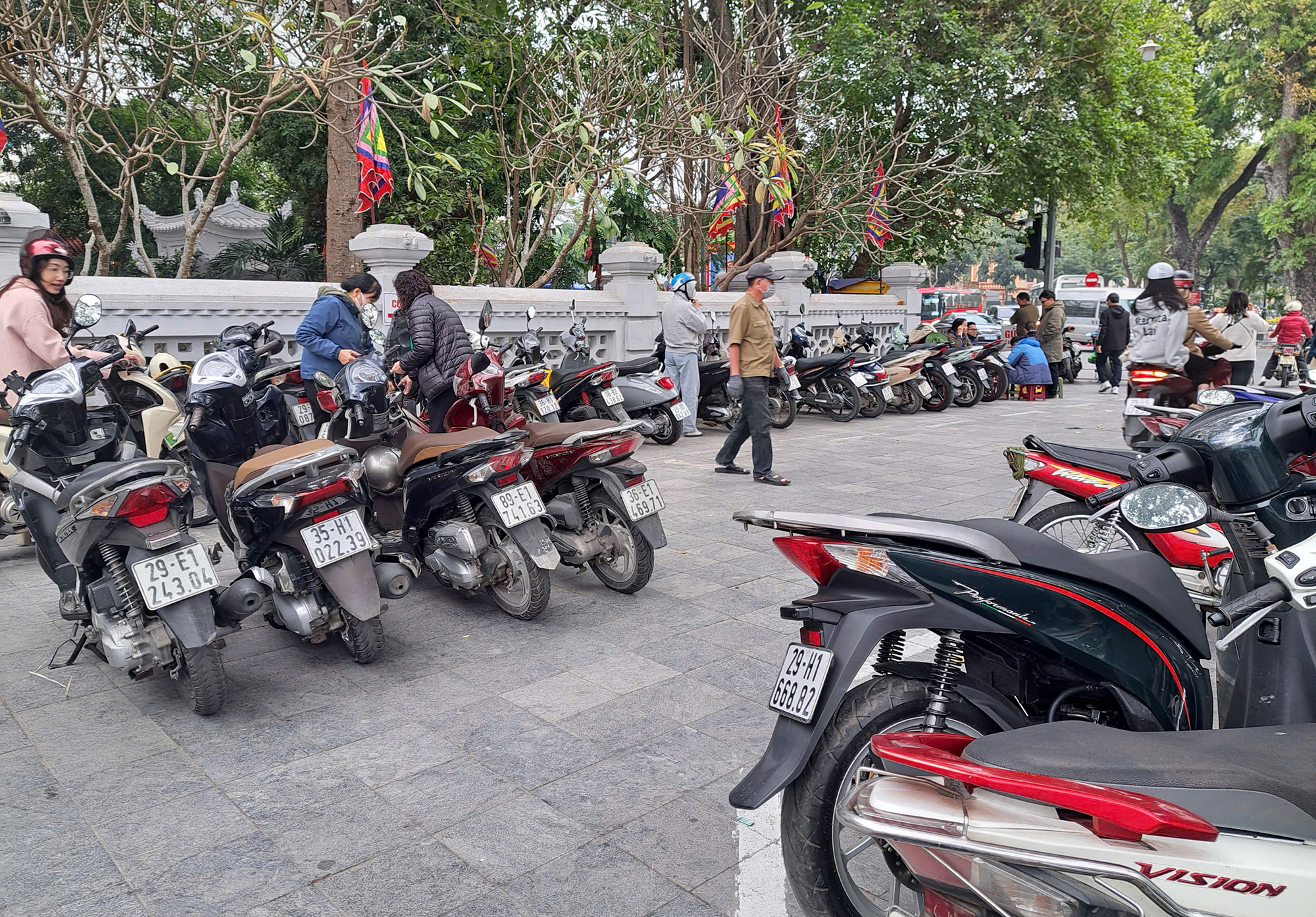 H&agrave; Nội: T&aacute;i diễn cảnh tr&ocirc;ng giữ xe &ldquo;chặt ch&eacute;m&rdquo; sau Tết- Ảnh 1.