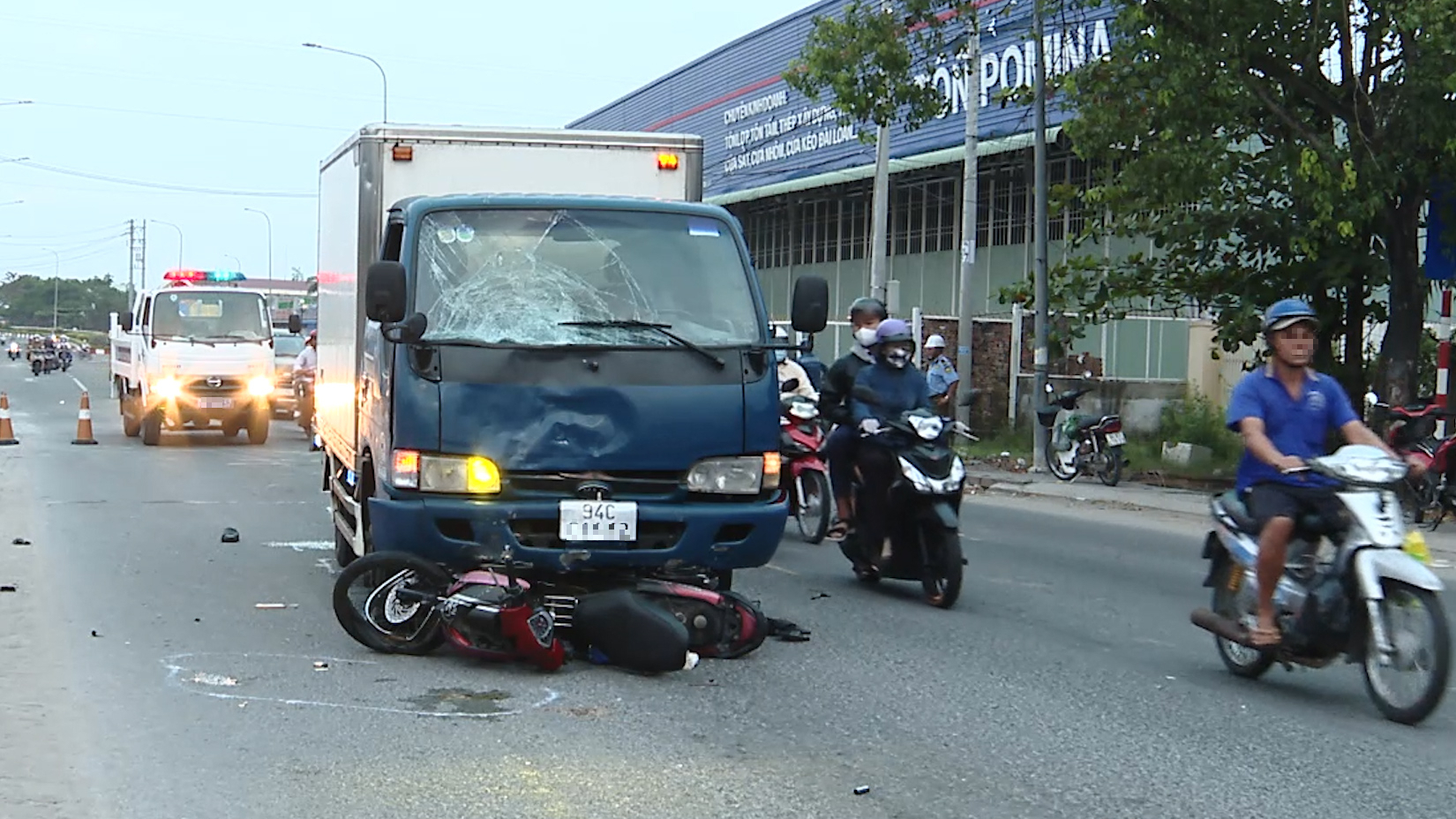 Va chạm xe tải l&uacute;c rạng s&aacute;ng, người đ&agrave;n &ocirc;ng tử vong tại chỗ- Ảnh 1.