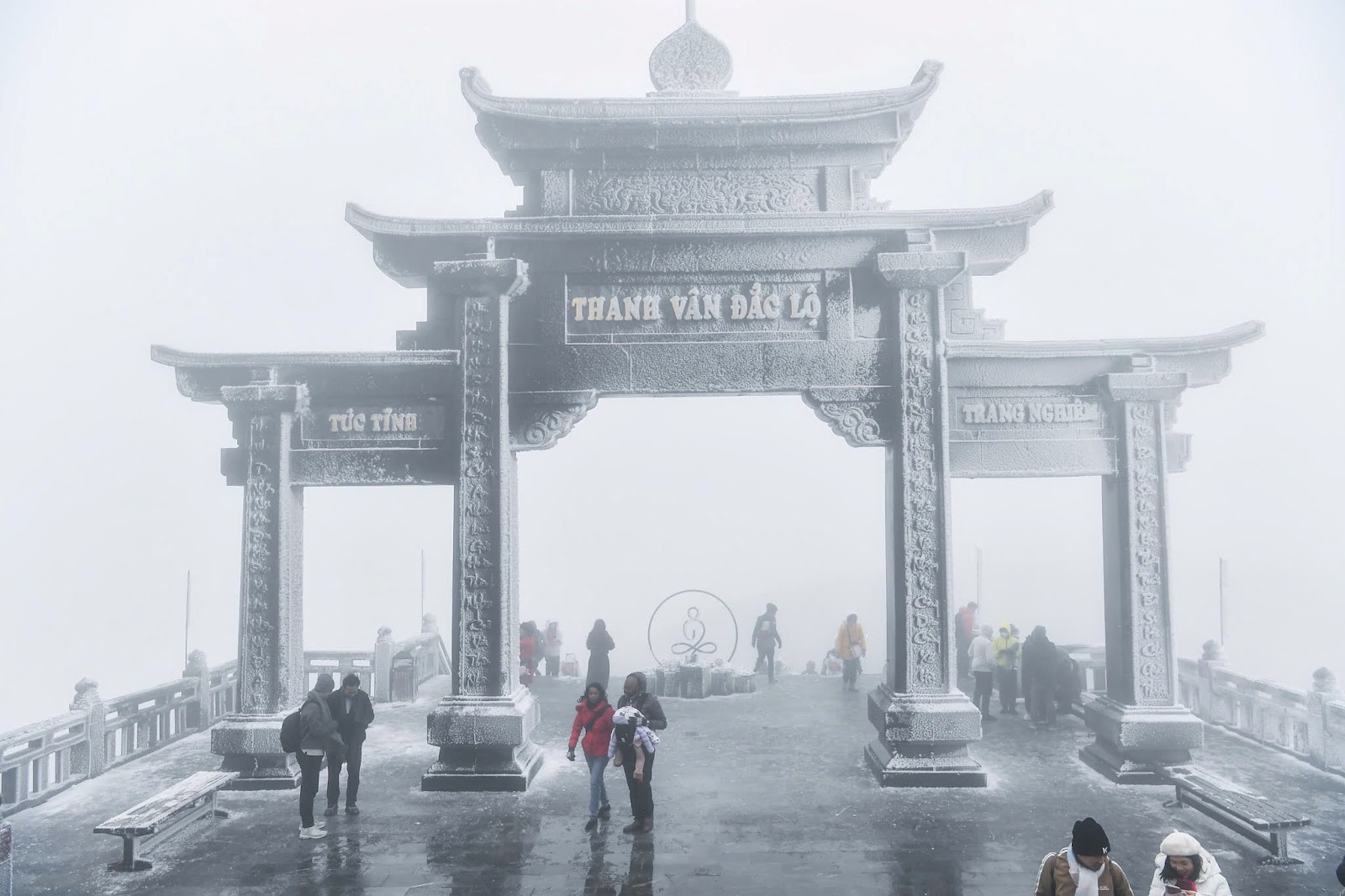 R&eacute;t đậm r&eacute;t hại, du kh&aacute;ch đổ l&ecirc;n Fansipan săn băng tuyết- Ảnh 3.