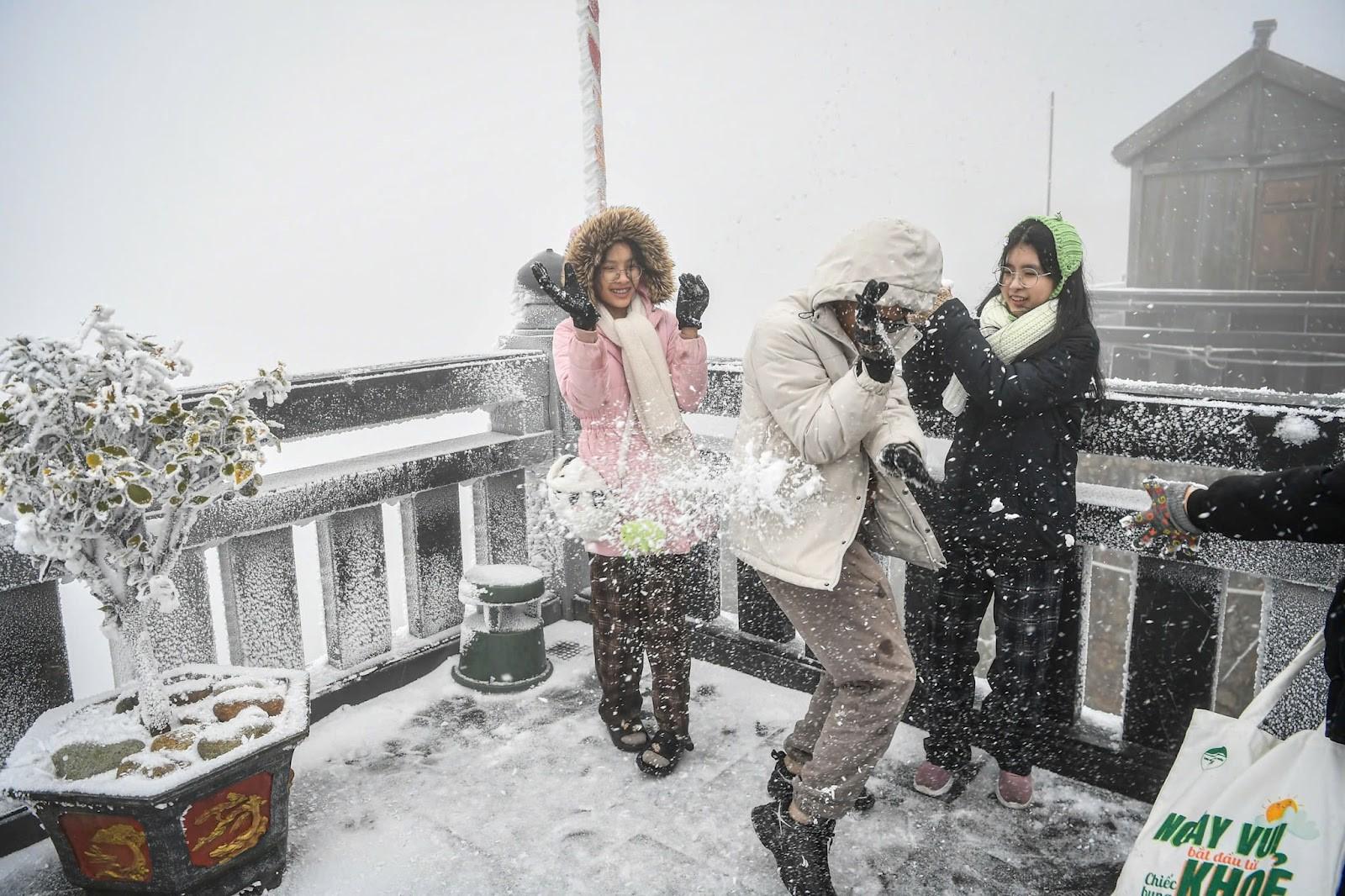 R&eacute;t đậm r&eacute;t hại, du kh&aacute;ch đổ l&ecirc;n Fansipan săn băng tuyết- Ảnh 4.