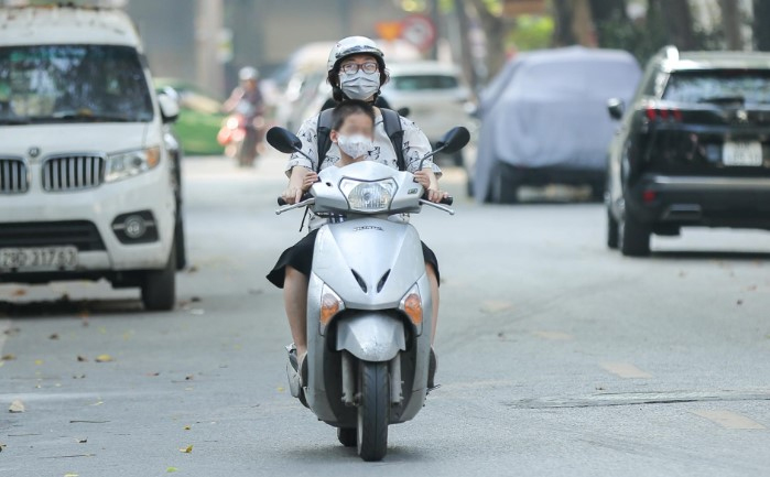 Chở trẻ tr&ecirc;n 6 tuổi ngồi trước xe m&aacute;y bị xử phạt thế n&agrave;o?- Ảnh 1.