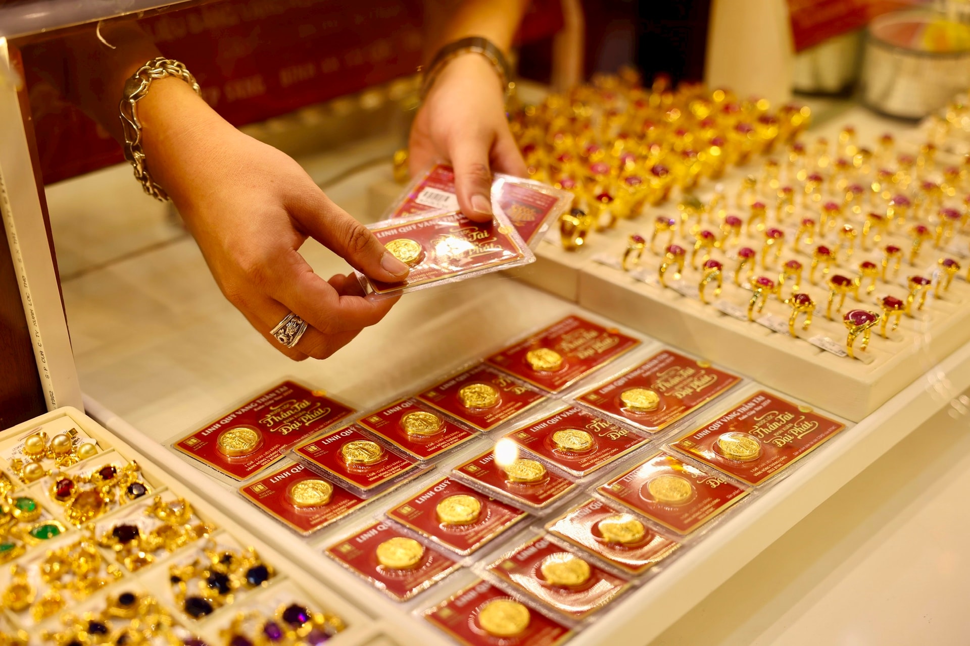 Vàng tăng vọt chiều nay, vượt ngưỡng 91 triệu đồng mỗi lượng- Ảnh 1. Vàng tăng vọt chiều nay, vượt ngưỡng 91 triệu đồng mỗi lượng- Ảnh 1.