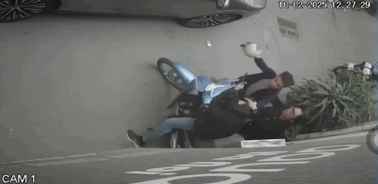 Hà Nội: Khởi tố, bắt tạm giam tài xế ô tô Lexus hành hung nam shipper- Ảnh 2. Hà Nội: Khởi tố, bắt tạm giam tài xế ô tô Lexus hành hung nam shipper- Ảnh 2.