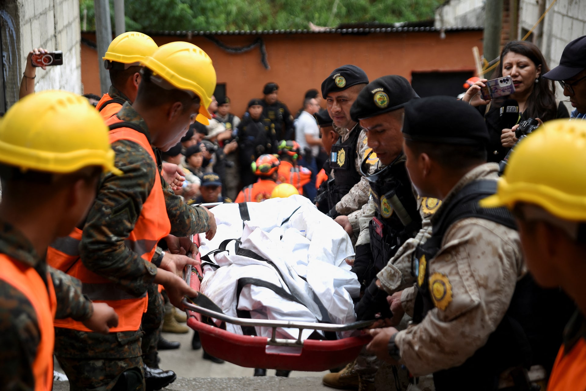 Guatemala: Xe bu&yacute;t lao xuống vực, &iacute;t nhất 55 người thiệt mạng- Ảnh 8.