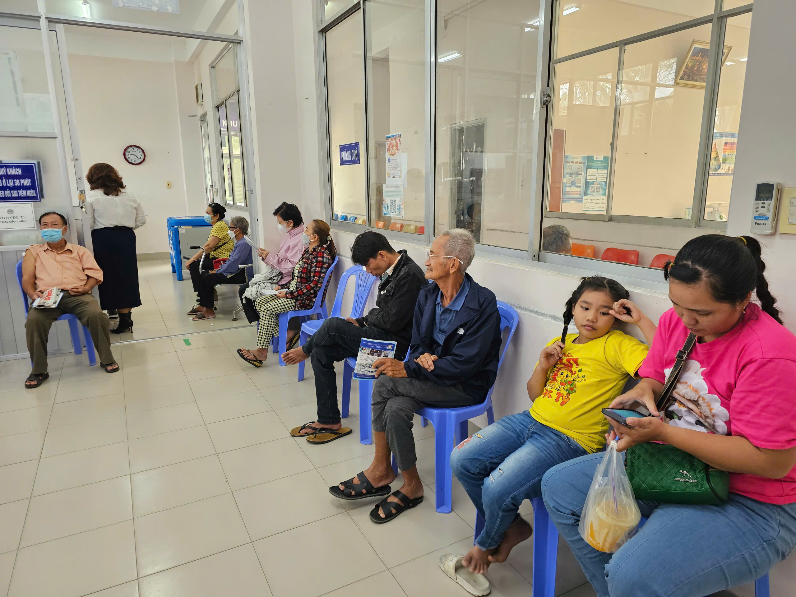 Người d&acirc;n Cần Thơ, Tr&agrave; Vinh đổ x&ocirc; đi ti&ecirc;m vaccine c&uacute;m m&ugrave;a- Ảnh 2.