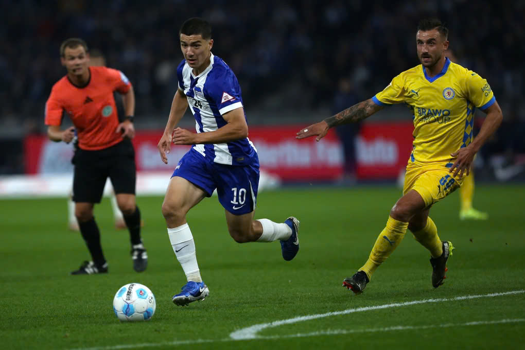 Đội b&oacute;ng 7 lần v&ocirc; địch Champions League hỏi mua sao Việt kiều với gi&aacute; hơn 520 tỷ đồng- Ảnh 1.