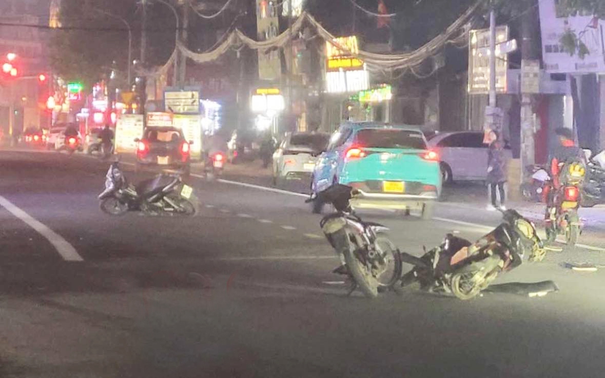 Ba xe đ&acirc;m va li&ecirc;n ho&agrave;n, người đ&agrave;n &ocirc;ng ngồi sau xe m&aacute;y tử vong