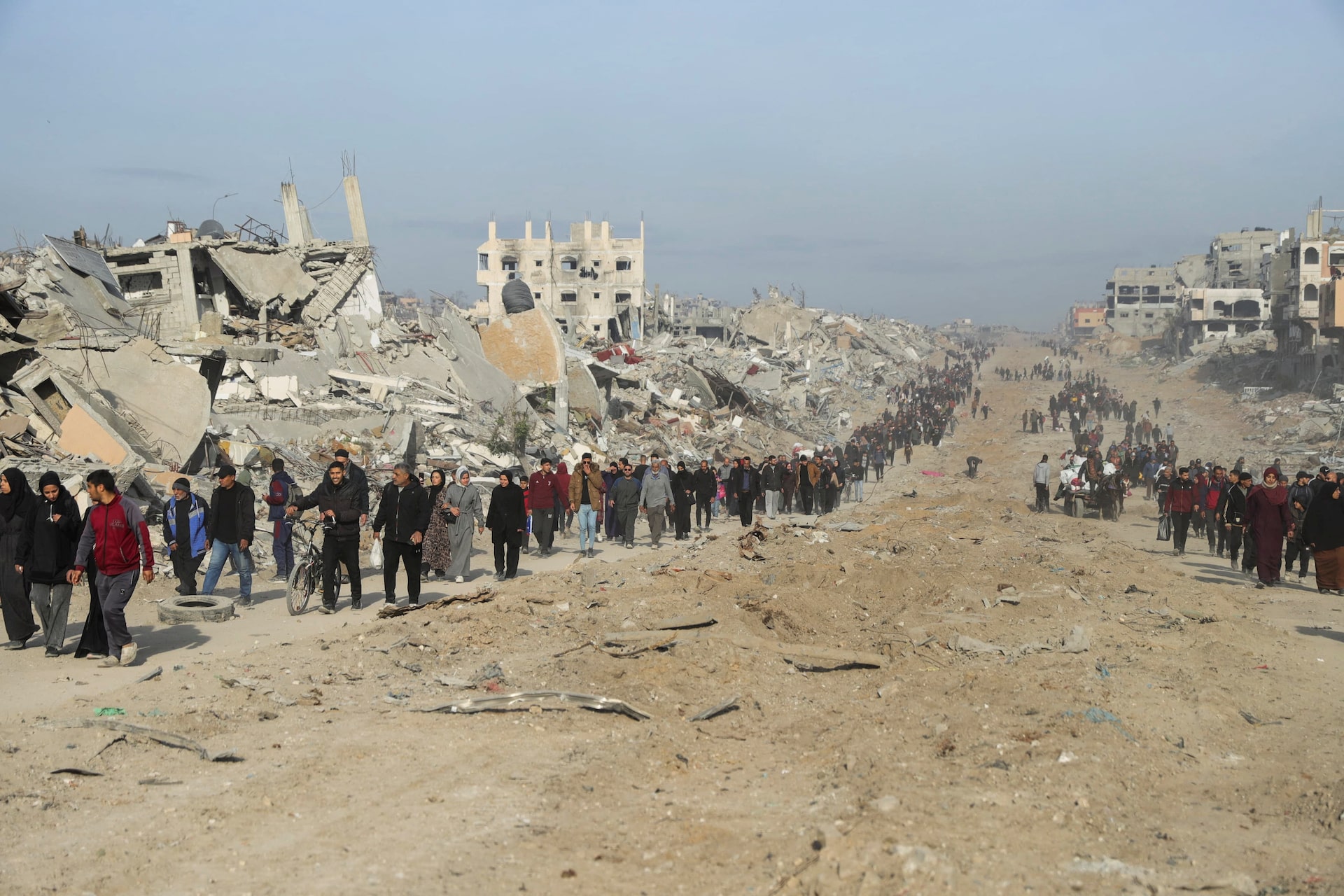 Khung cảnh tan hoang tại Gaza sau 15 th&aacute;ng giao tranh dữ dội- Ảnh 10.