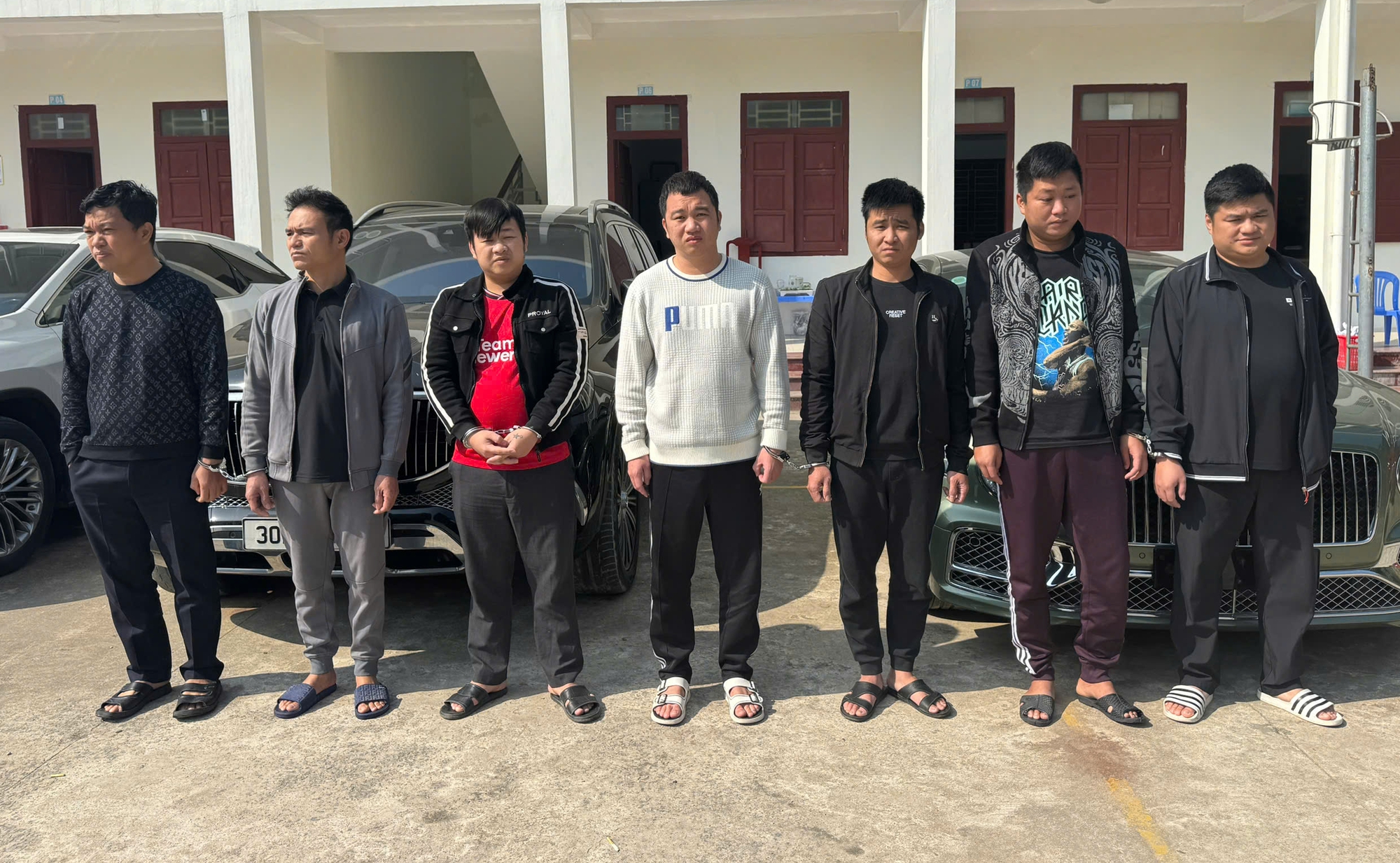 Triệt ph&aacute; đường d&acirc;y lừa đảo, thu giữ nhiều xe sang c&ugrave;ng h&agrave;ng trăm tỷ đồng - Ảnh 1.