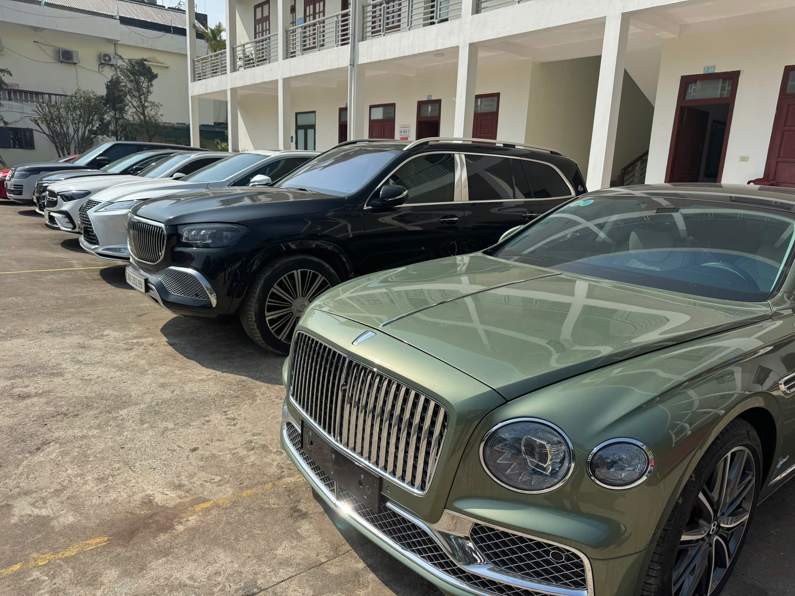 Triệt ph&aacute; đường d&acirc;y lừa đảo, thu giữ nhiều xe sang c&ugrave;ng h&agrave;ng trăm tỷ đồng - Ảnh 2.