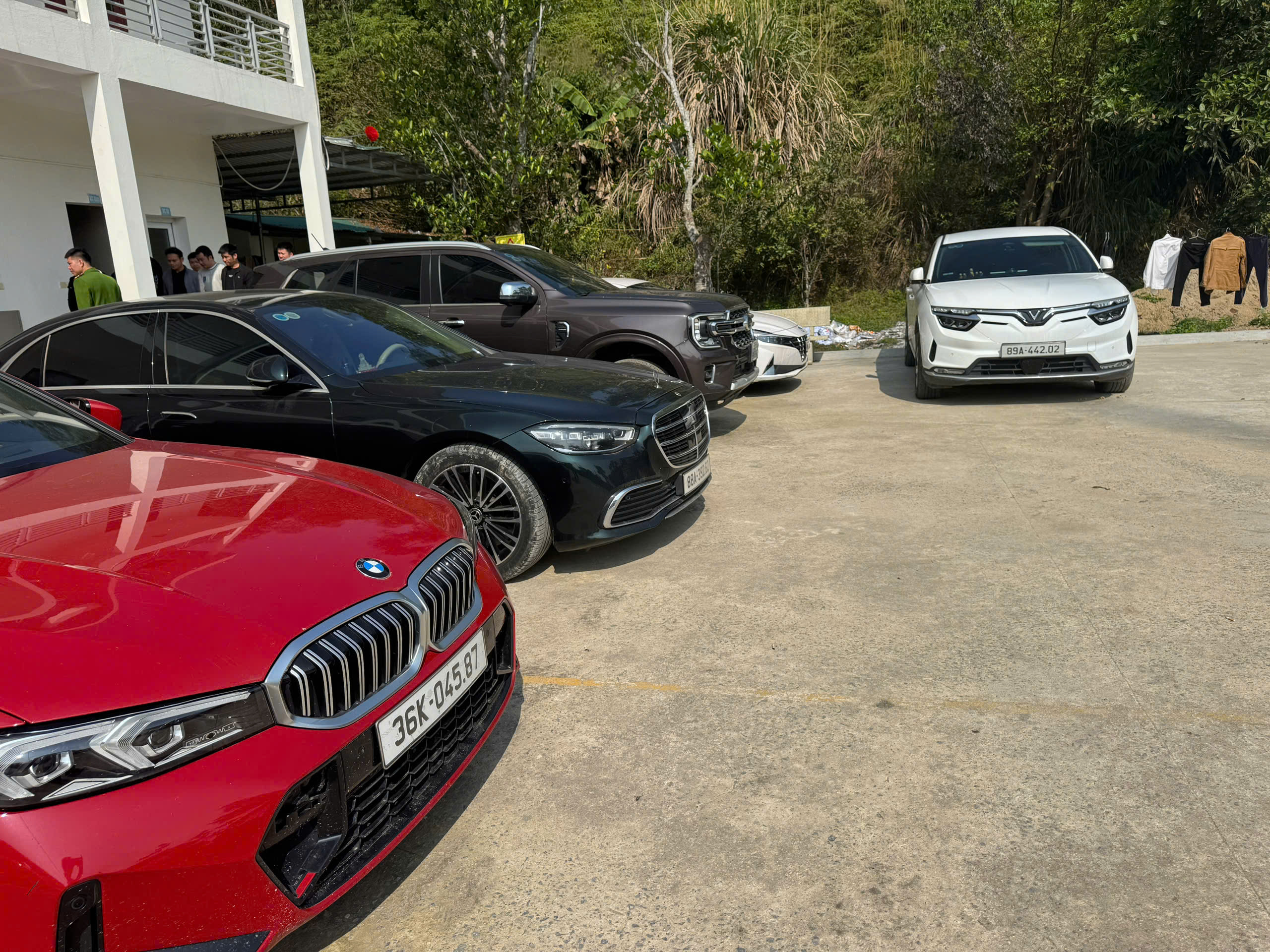 Triệt ph&aacute; đường d&acirc;y lừa đảo, thu giữ nhiều xe sang c&ugrave;ng h&agrave;ng trăm tỷ đồng - Ảnh 3.