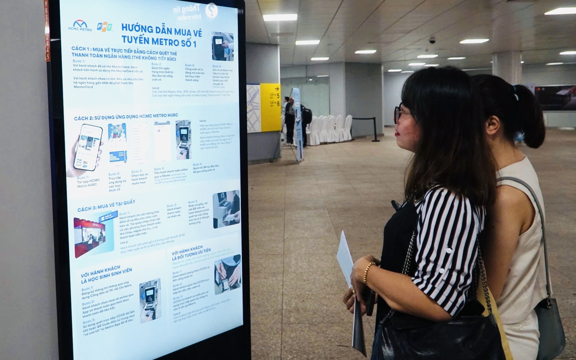 Vì sao metro số 1 phải dừng tàu khi trời mưa?- Ảnh 4. Lắp đặt hơn 250 màn hình trên tàu metro và các nhà ga để cung cấp thông tin