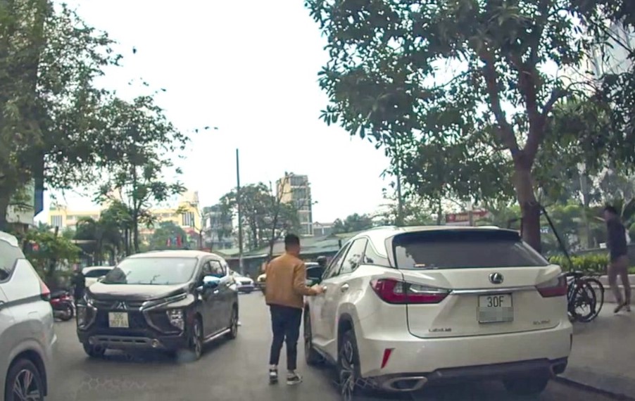 H&agrave; Nội: Xử phạt t&agrave;i xế Lexus đỗ xe tr&ecirc;n phố cấm g&acirc;y nguy cơ &ugrave;n tắc- Ảnh 1.