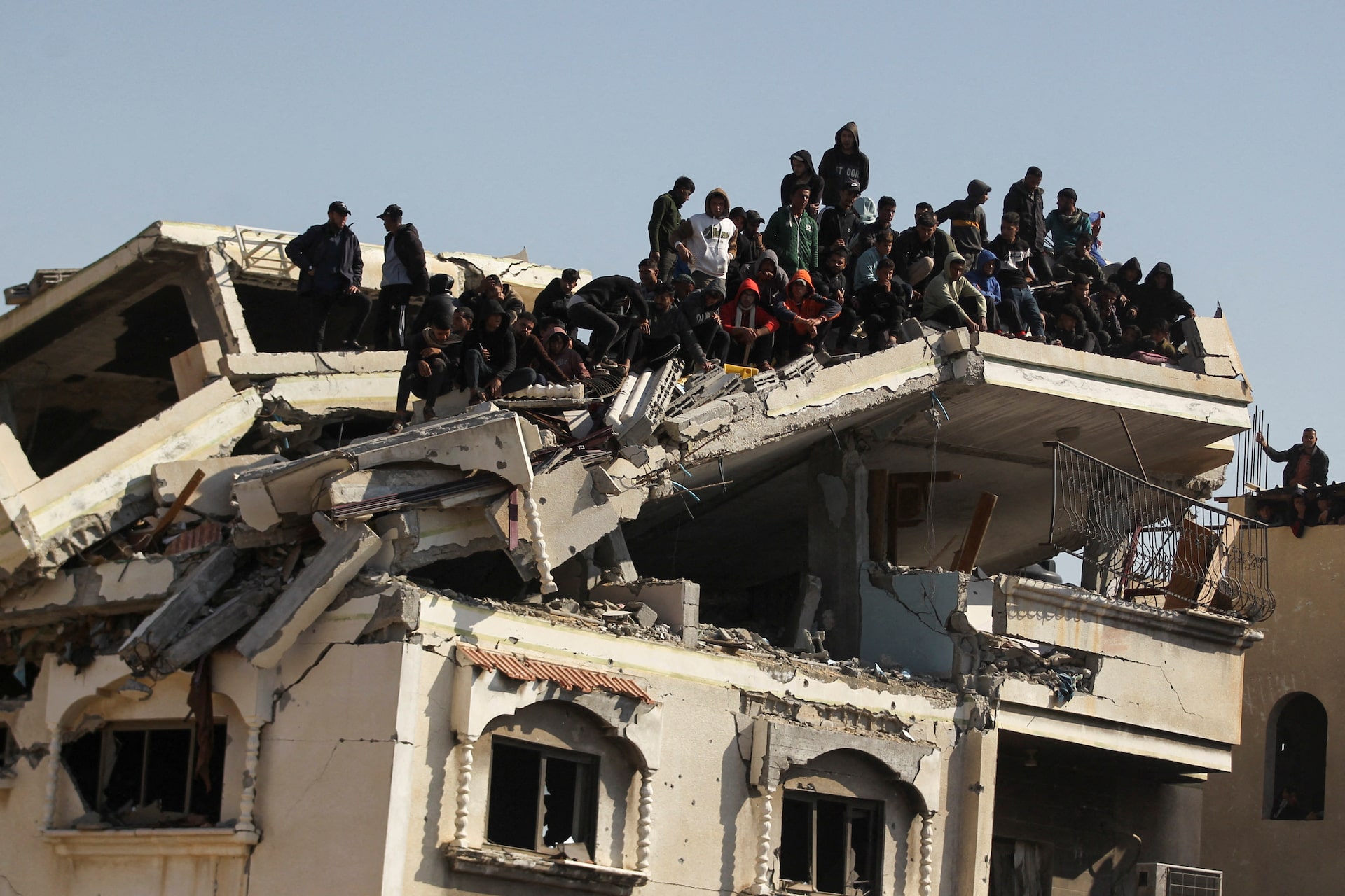 Khung cảnh tan hoang tại Gaza sau 15 th&aacute;ng giao tranh dữ dội- Ảnh 5.