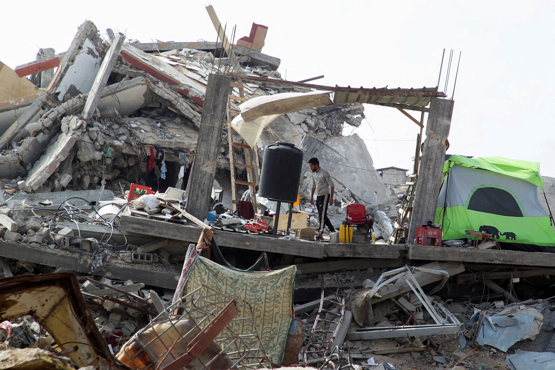 Khung cảnh tan hoang tại Gaza sau 15 th&aacute;ng giao tranh dữ dội- Ảnh 8.