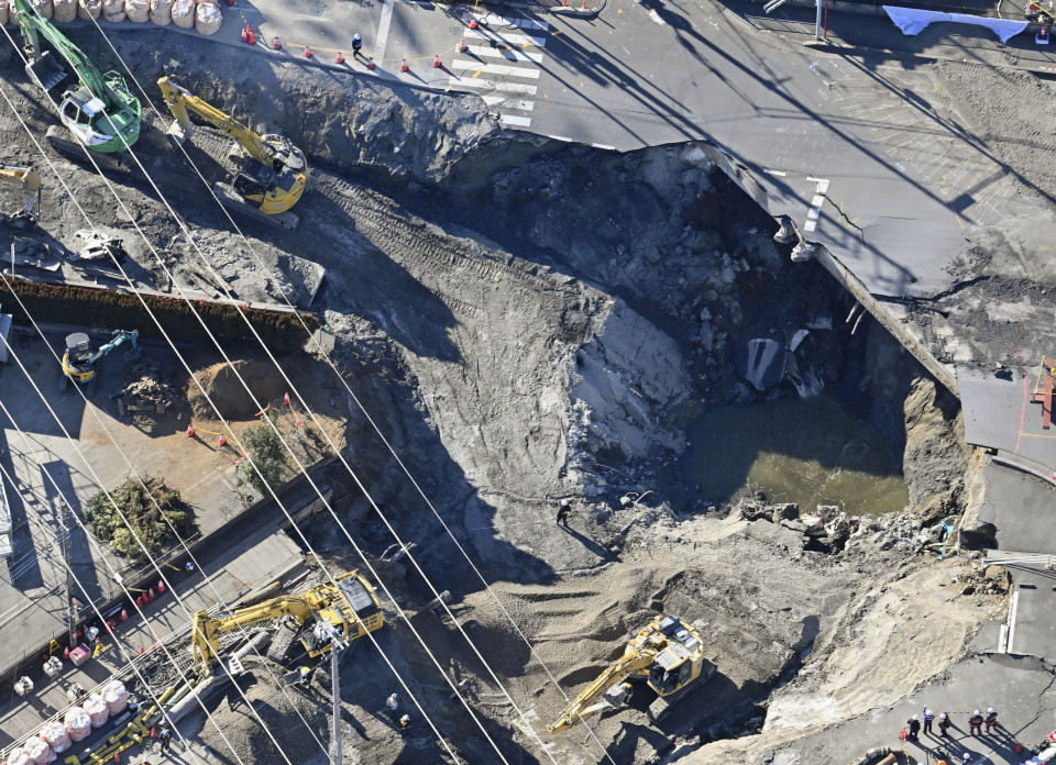 Vụ xe tải sụt hố tử thần ở Nhật Bản: T&igrave;m thấy cabin sau 2 tuần bị v&ugrave;i lấp- Ảnh 1.