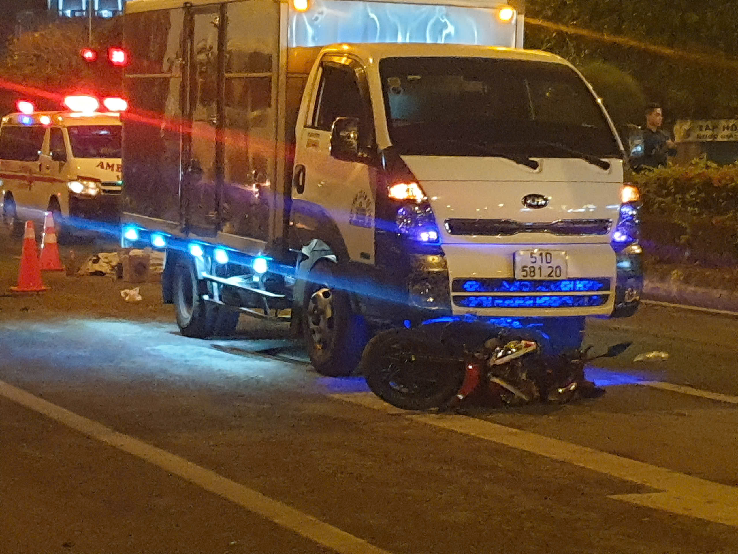 Ng&atilde; xuống đường sau va chạm, người đ&agrave;n &ocirc;ng bị xe tải c&aacute;n tử vong- Ảnh 1.