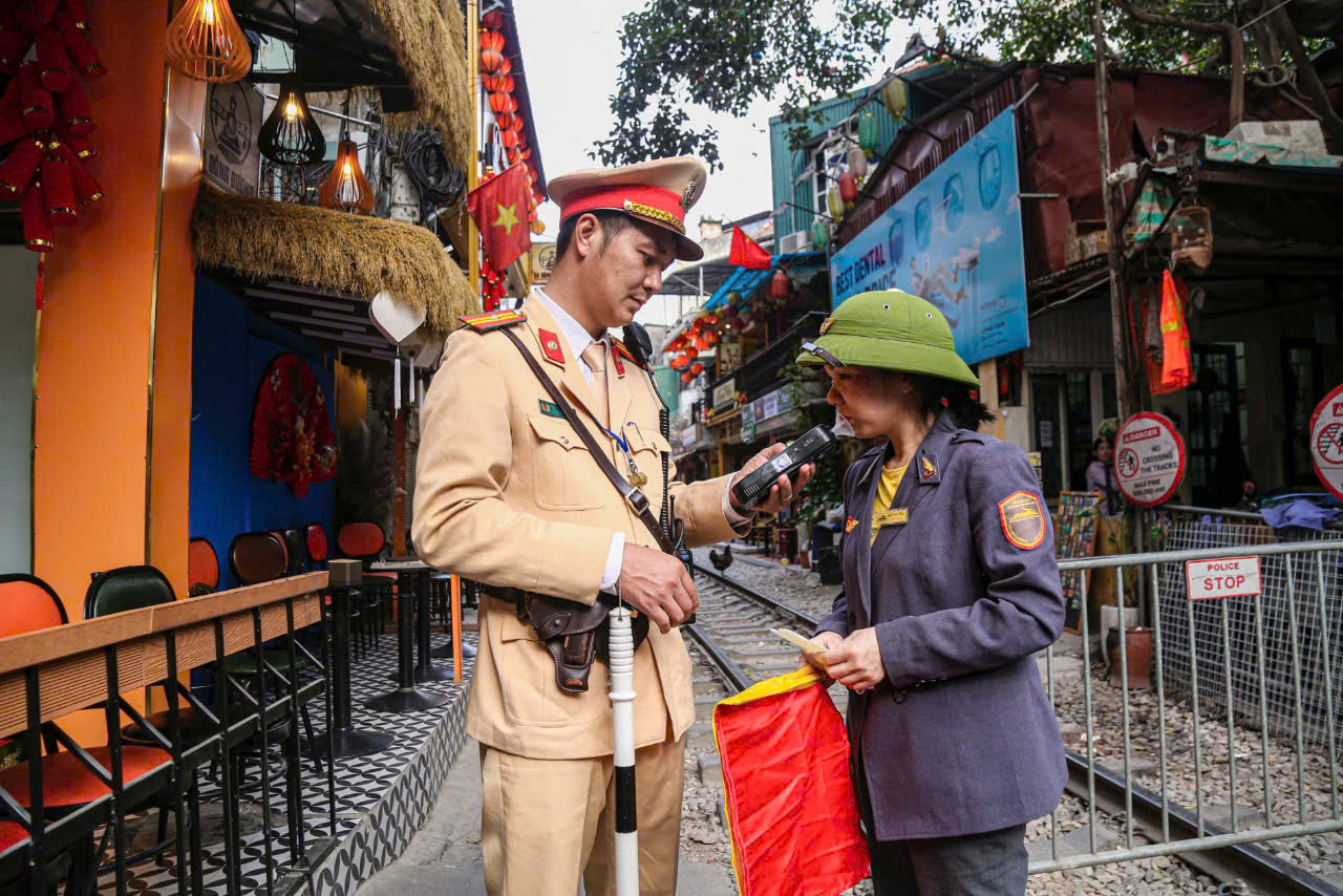 CSGT ra quân xử lý vi phạm an toàn đường sắt, xóa lối đi tự mở từ 15/2- Ảnh 3. CSGT ra quân xử lý vi phạm an toàn đường sắt, xóa lối đi tự mở từ 15/2- Ảnh 3.