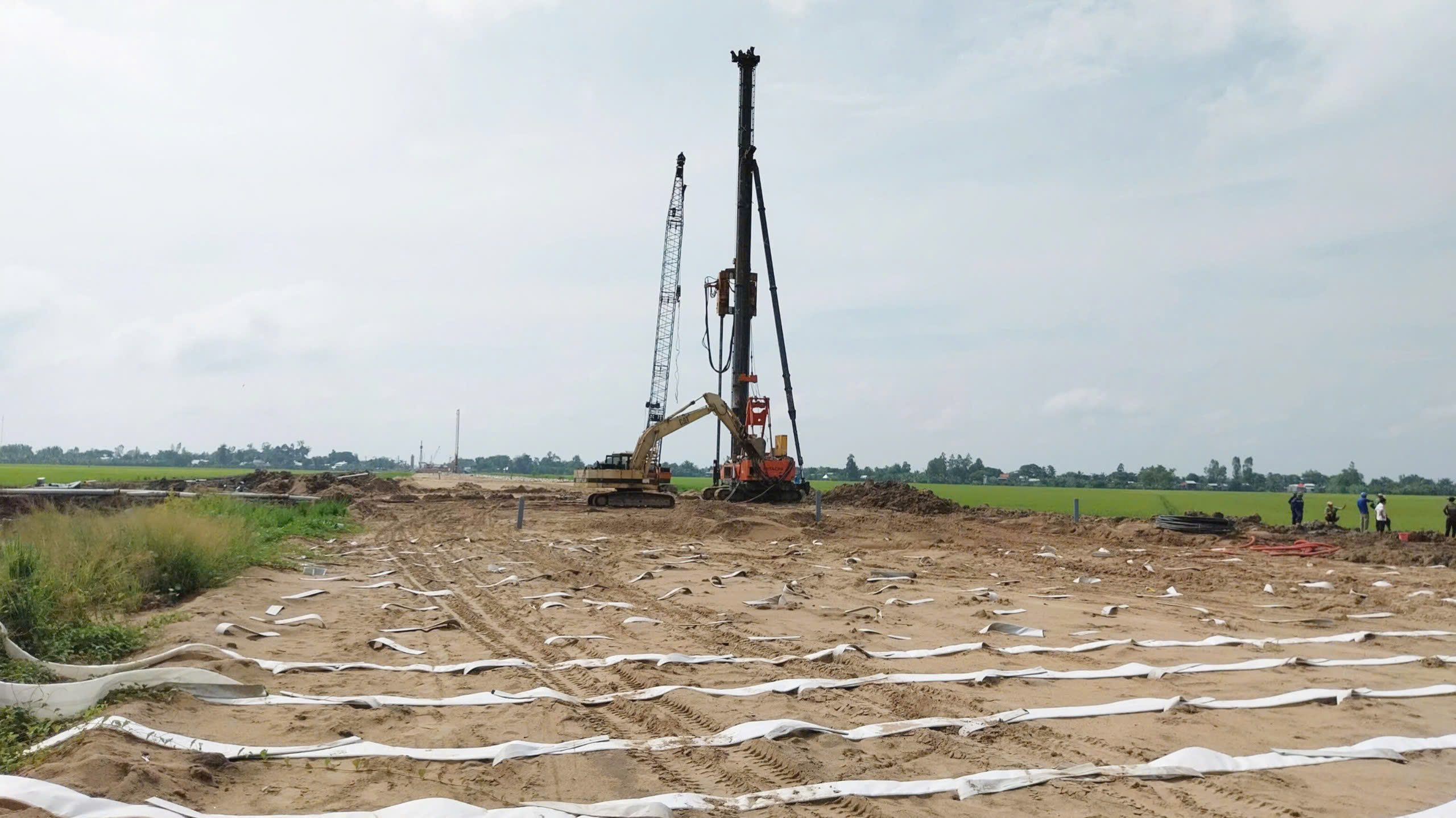 Thiếu c&aacute;t đắp nền đường, cao tốc Ch&acirc;u Đốc - Cần Thơ - S&oacute;c Trăng chậm tiến độ- Ảnh 1.