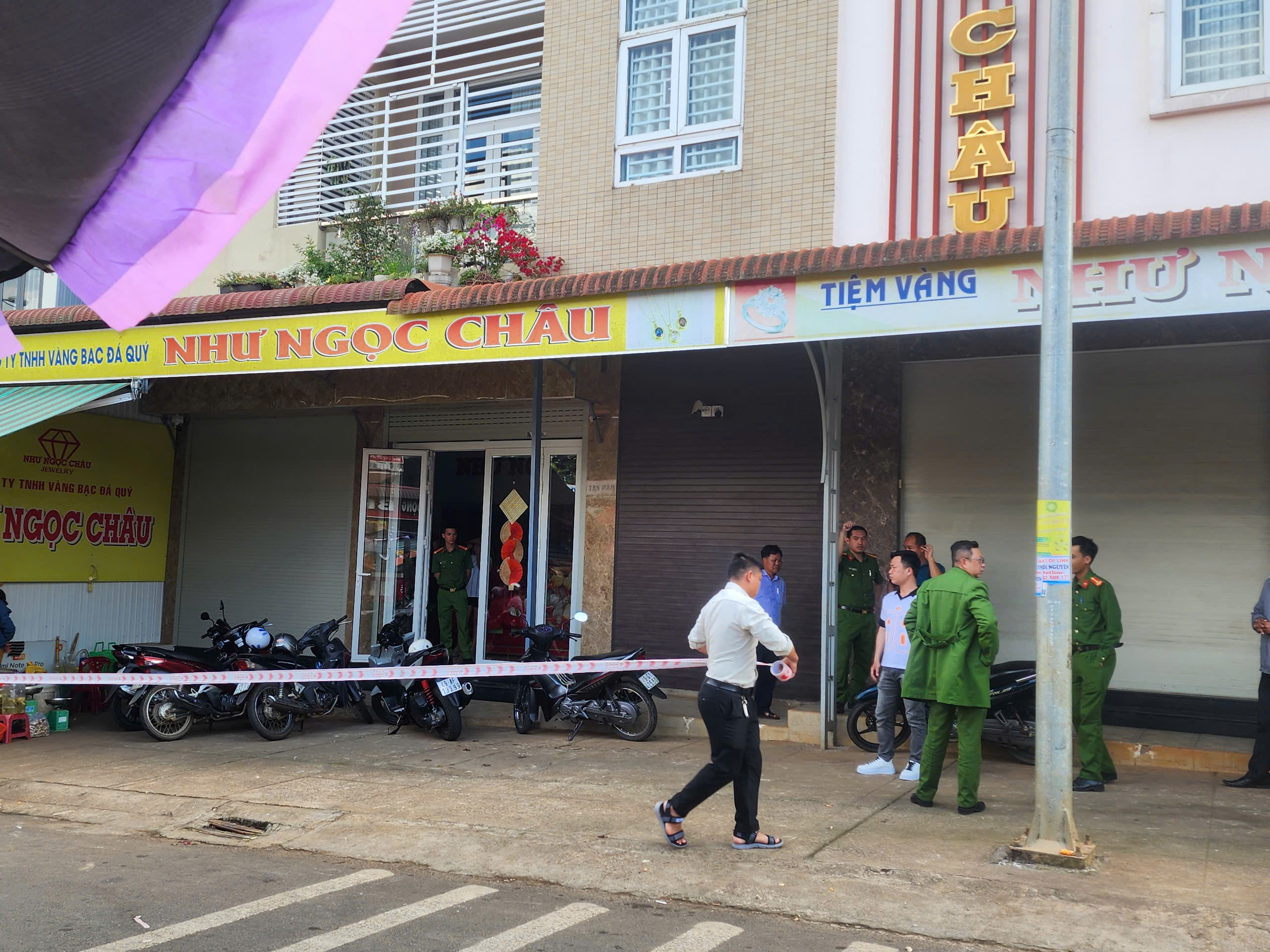 Truy bắt đối tượng bịt mặt d&ugrave;ng r&igrave;u ph&aacute; tủ k&iacute;nh cướp v&agrave;ng rồi tẩu tho&aacute;t- Ảnh 2.