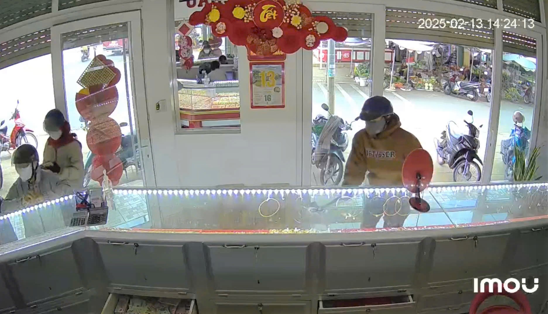 Truy bắt đối tượng bịt mặt d&ugrave;ng r&igrave;u ph&aacute; tủ k&iacute;nh cướp v&agrave;ng rồi tẩu tho&aacute;t- Ảnh 1.