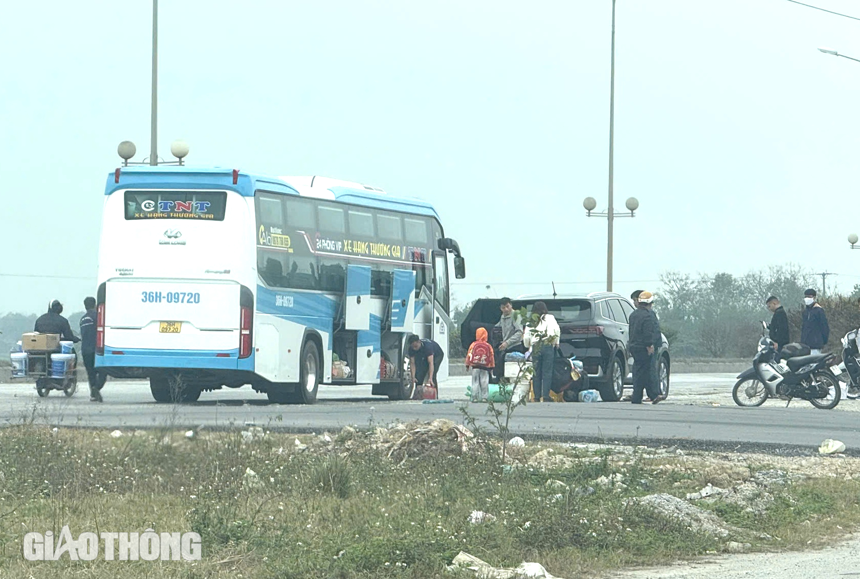 CSGT đ&oacute;n l&otilde;ng xử l&yacute; h&agrave;ng loạt &ocirc; t&ocirc; dừng, đ&oacute;n kh&aacute;ch tr&ecirc;n QL1- Ảnh 1.