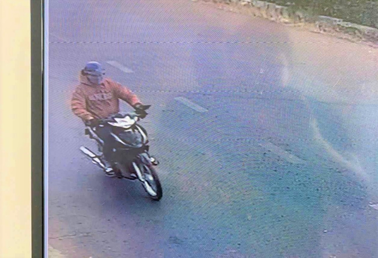 Đối tượng d&ugrave;ng r&igrave;u cướp khoảng 24 c&acirc;y v&agrave;ng chưa đầy 30 gi&acirc;y- Ảnh 1.
