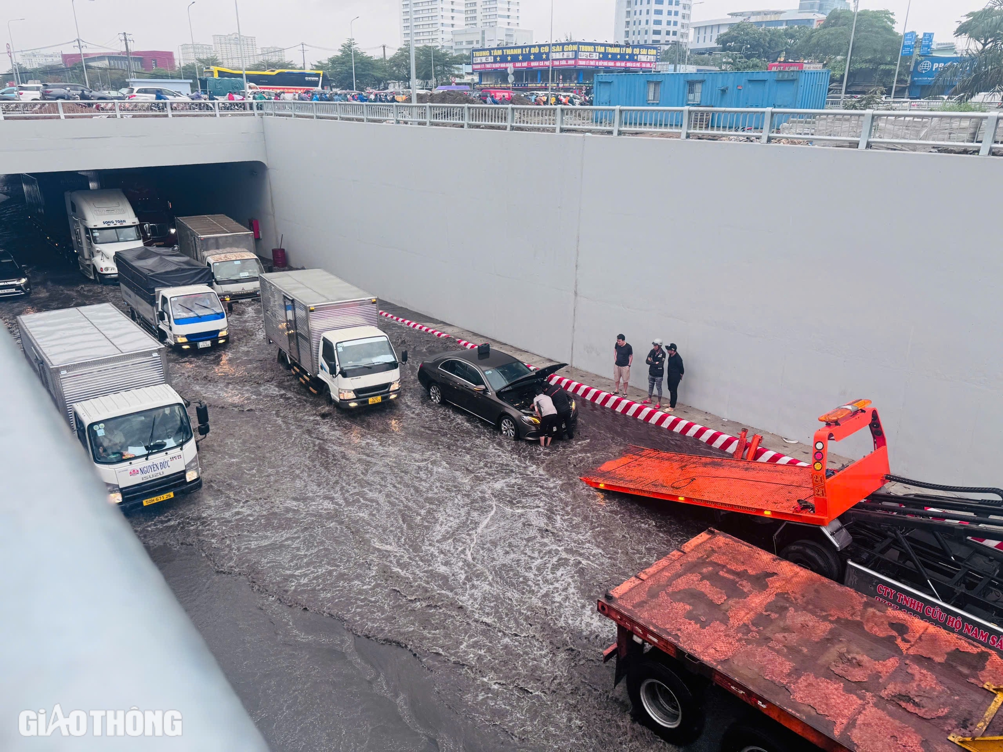 TP.HCM mưa lớn, hầm chui Nguyễn Văn Linh - Nguyễn Hữu Thọ ngập s&acirc;u- Ảnh 1.