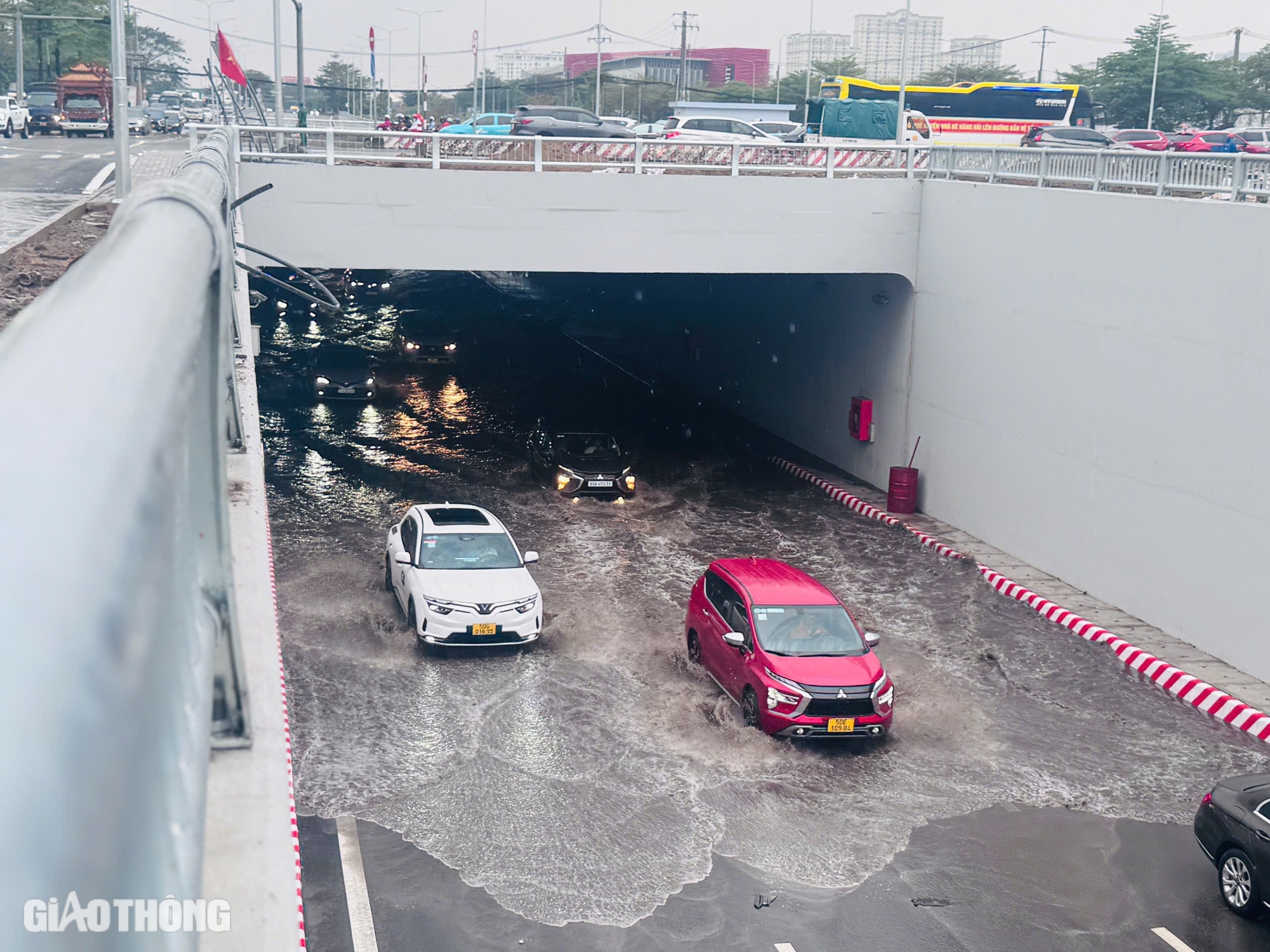 TP.HCM mưa lớn, hầm chui Nguyễn Văn Linh - Nguyễn Hữu Thọ ngập s&acirc;u- Ảnh 3.