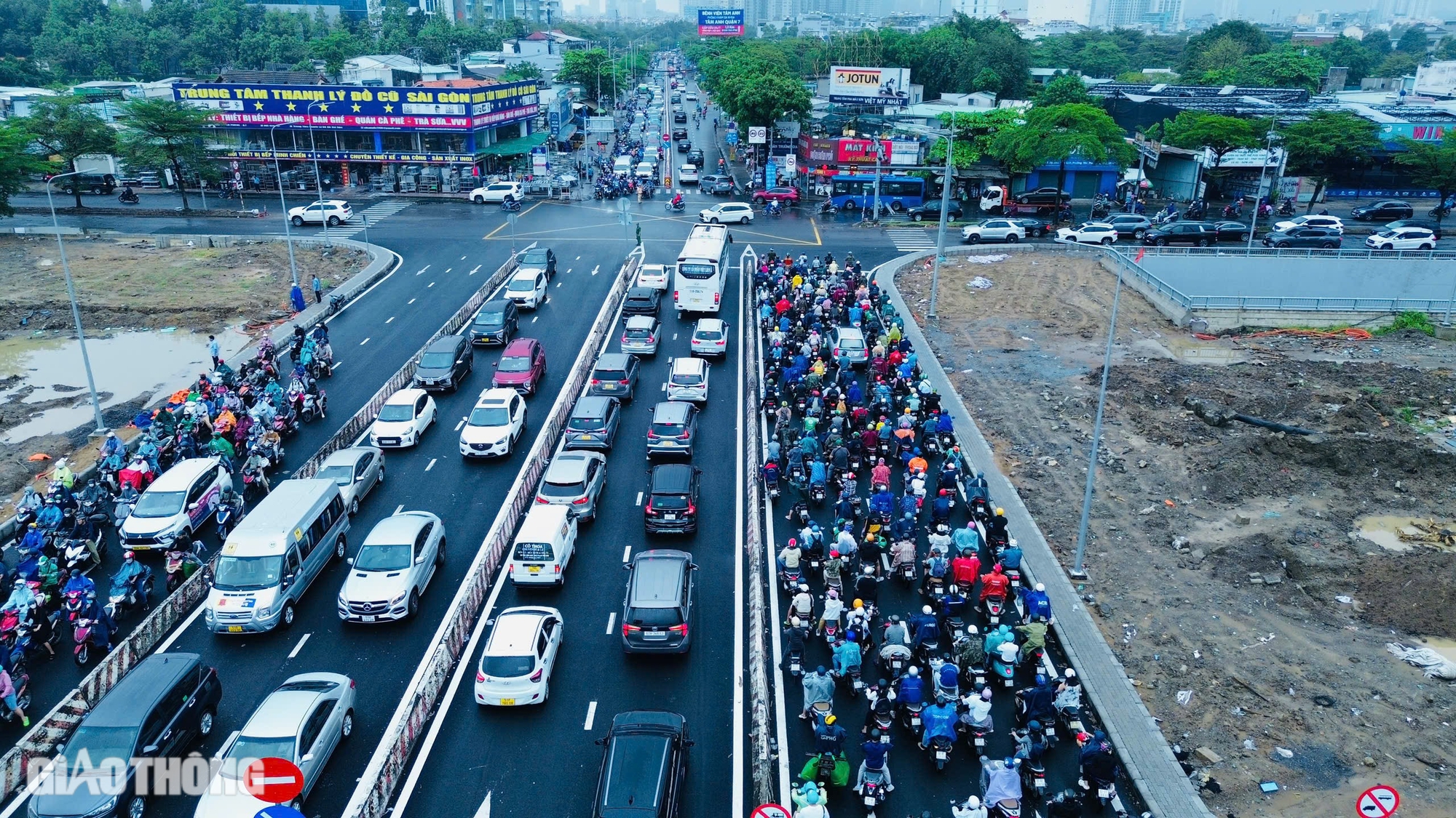 TP.HCM mưa lớn, hầm chui Nguyễn Văn Linh - Nguyễn Hữu Thọ ngập s&acirc;u- Ảnh 6.