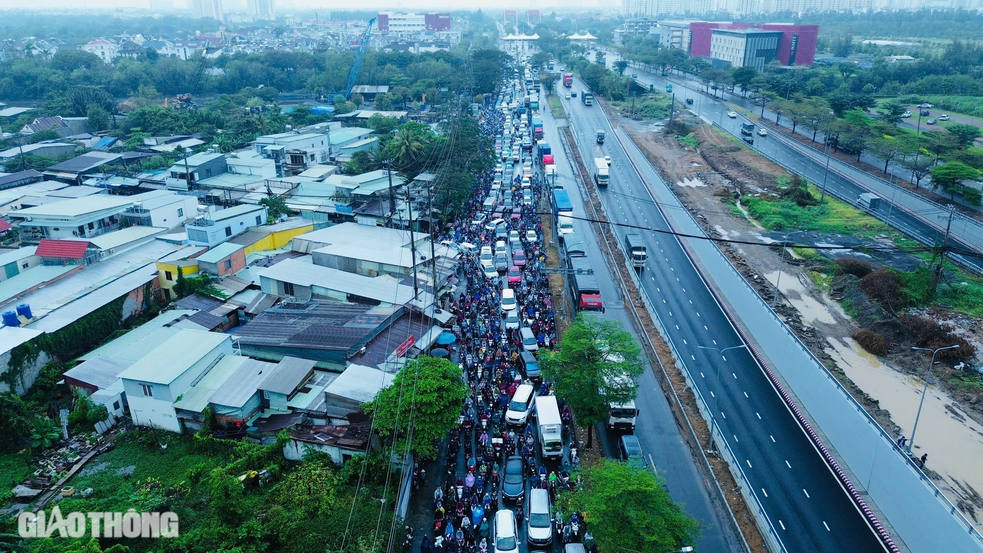 TP.HCM mưa lớn, hầm chui Nguyễn Văn Linh - Nguyễn Hữu Thọ ngập s&acirc;u- Ảnh 7.