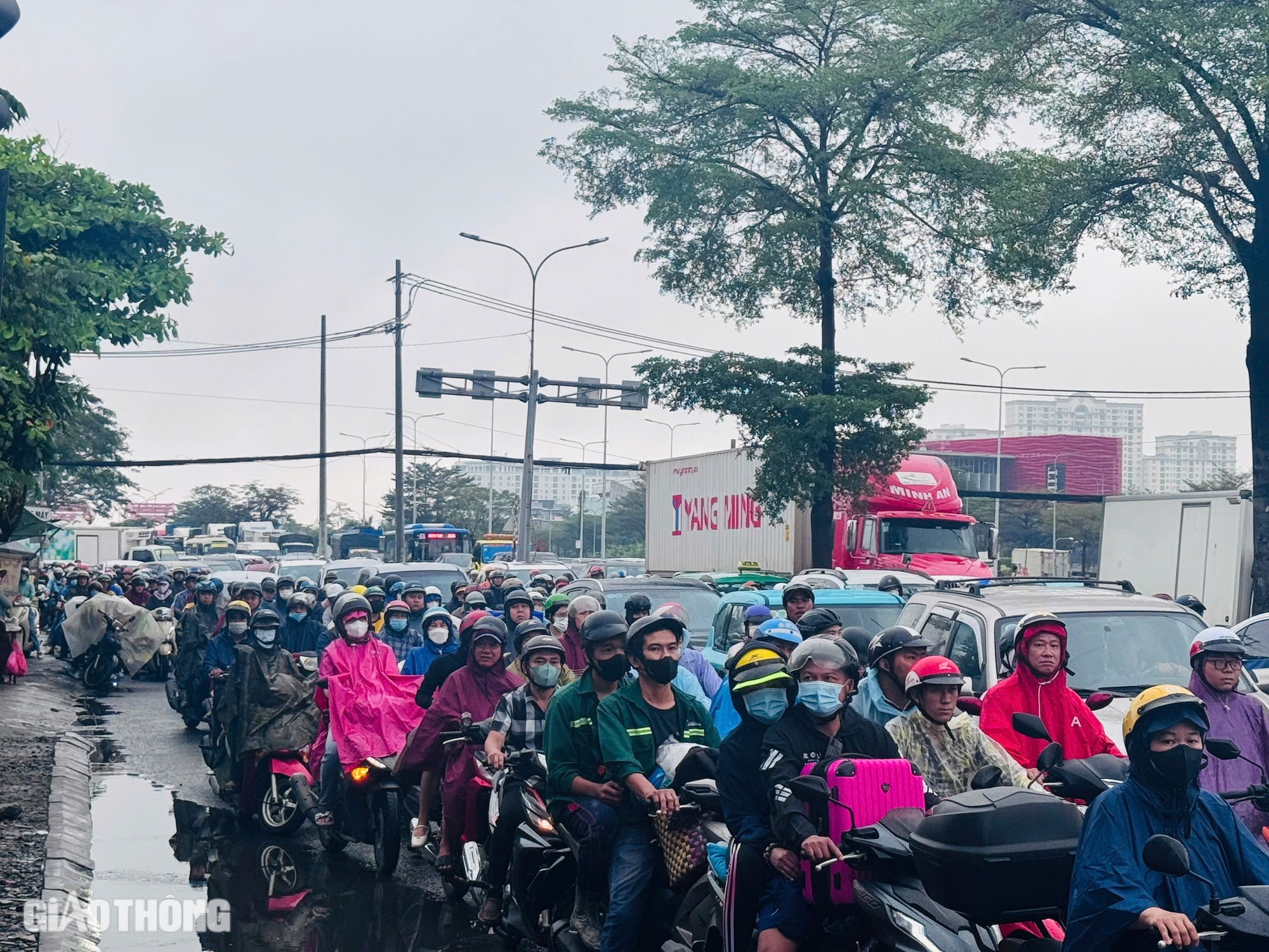 TP.HCM mưa lớn, hầm chui Nguyễn Văn Linh - Nguyễn Hữu Thọ ngập s&acirc;u- Ảnh 10.