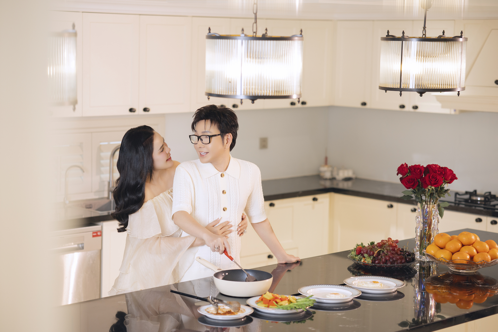NSƯT Vũ Lu&acirc;n tiết lộ cuộc sống h&ocirc;n nh&acirc;n với Phương L&ecirc; trong biệt thự 200 tỷ đồng- Ảnh 1.