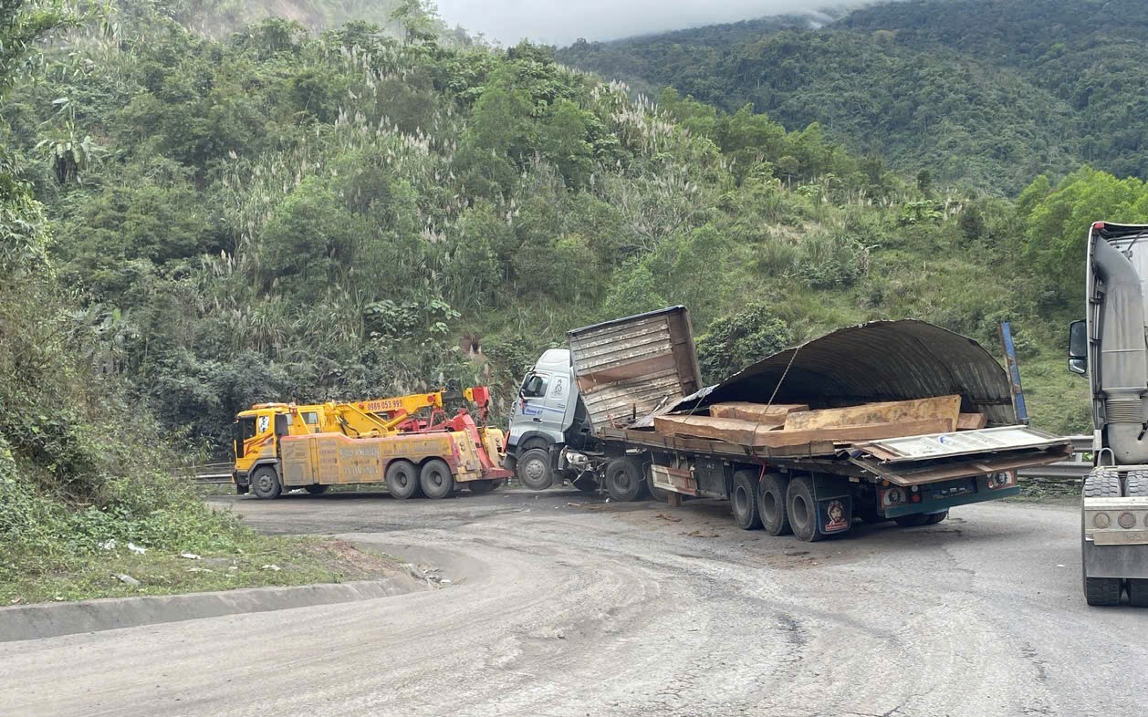 QL15D l&ecirc;n cửa khẩu La Lay th&ocirc;ng tuyến sau nhiều giờ xe chở gỗ lật chắn ngang