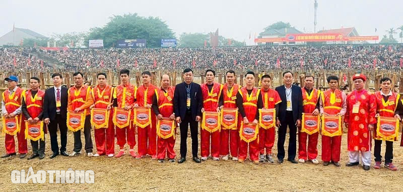 H&agrave;ng vạn người chứng kiến trận đấu nảy lửa của c&aacute;c "&ocirc;ng Cầu" tại Vĩnh Ph&uacute;c- Ảnh 1.