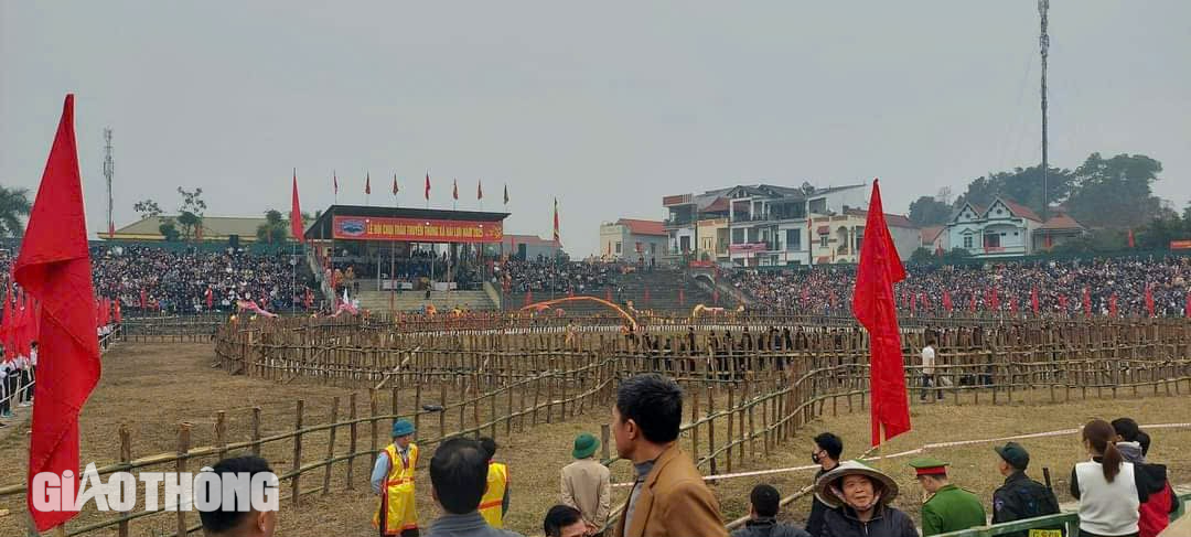 H&agrave;ng vạn người chứng kiến trận đấu nảy lửa của c&aacute;c "&ocirc;ng Cầu" tại Vĩnh Ph&uacute;c- Ảnh 4.