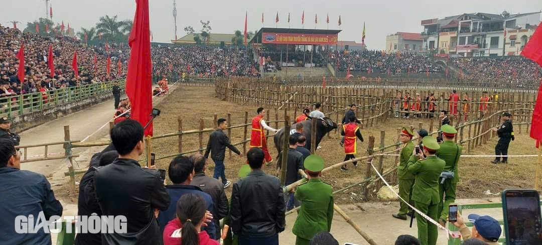 H&agrave;ng vạn người chứng kiến trận đấu nảy lửa của c&aacute;c "&ocirc;ng Cầu" tại Vĩnh Ph&uacute;c- Ảnh 5.