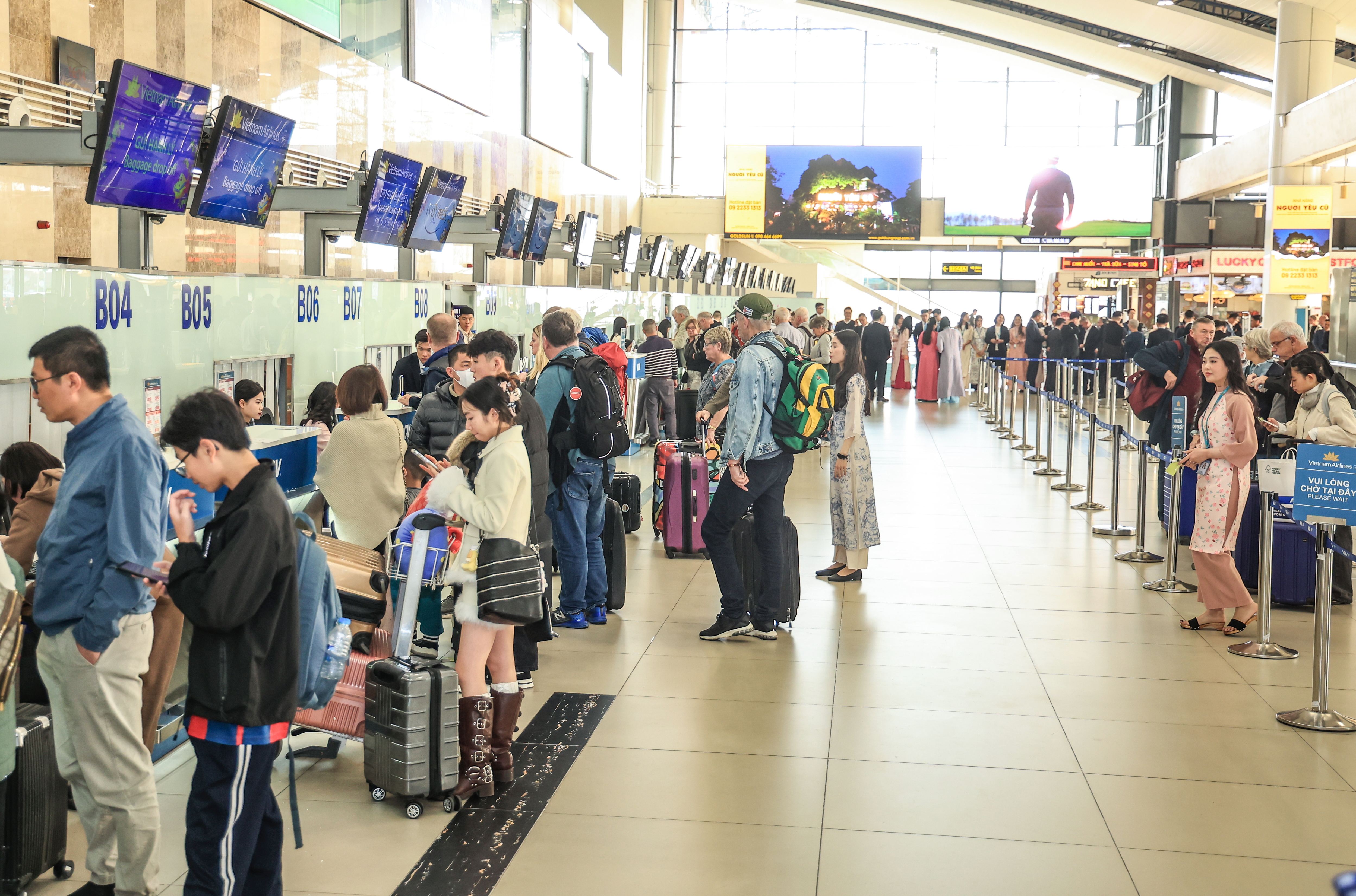 7,3 triệu khách qua cảng hàng không trong tháng cao điểm Tết- Ảnh 2. 7,3 triệu khách qua cảng hàng không trong tháng cao điểm Tết- Ảnh 2.