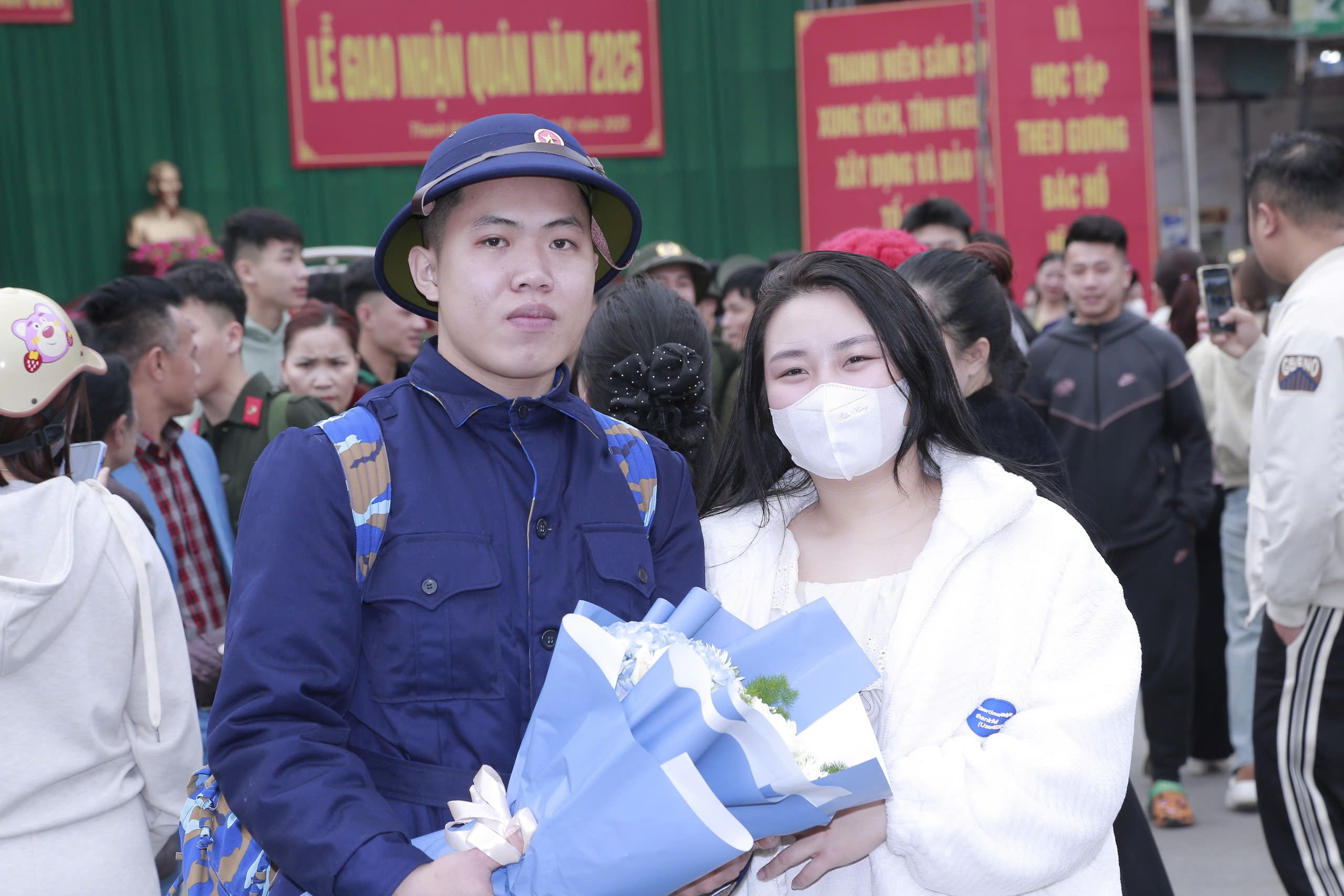 T&acirc;n binh chia tay người th&acirc;n phấn khởi l&ecirc;n đường nhập ngũ- Ảnh 7.