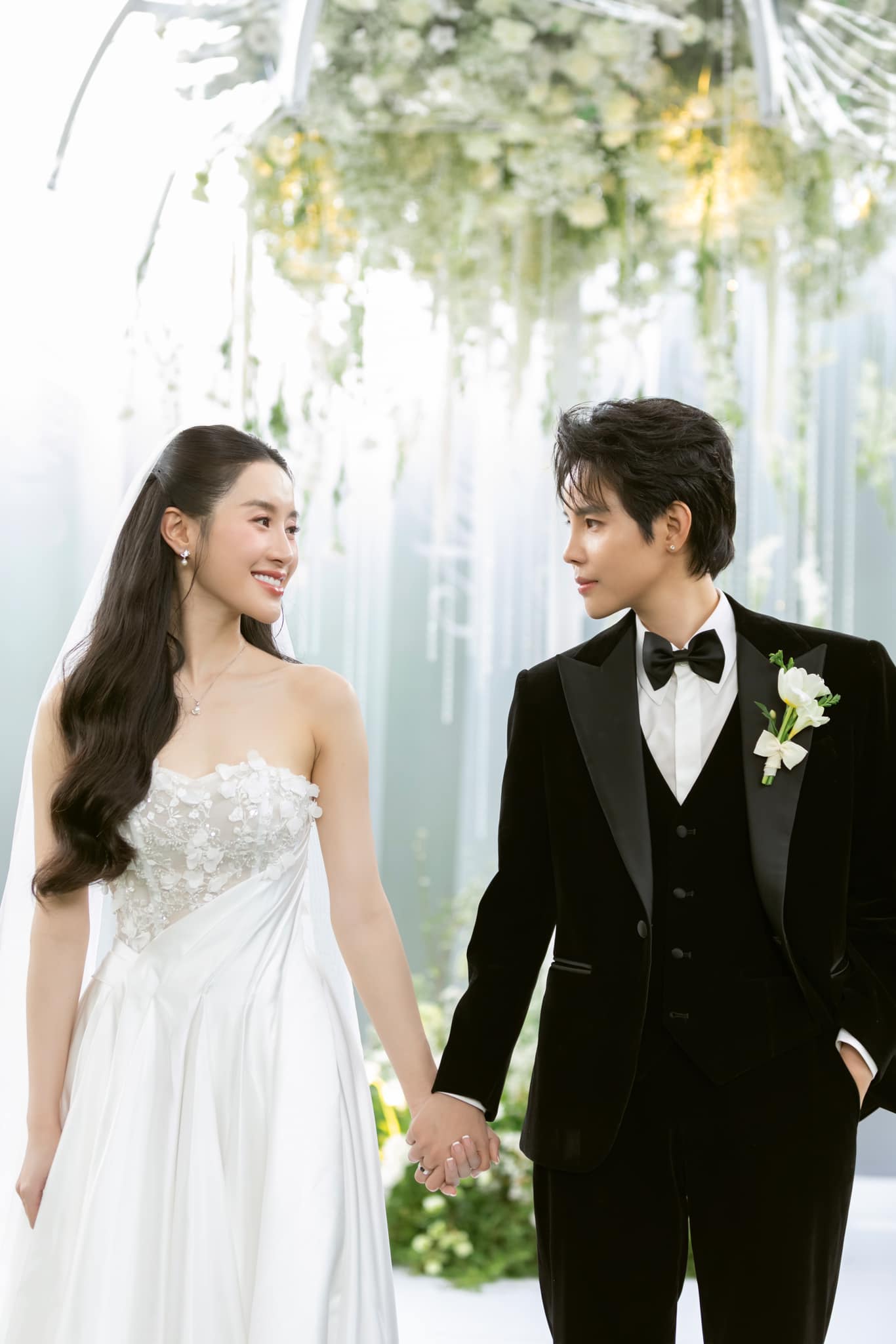 Ng&agrave;y Valentine của sao Việt: H'Hen Ni&ecirc; đ&atilde; đăng k&yacute; kết h&ocirc;n, Đăng Kh&ocirc;i tặng vợ xế hộp- Ảnh 10.