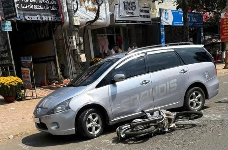 Hiện trường vụ tai nạn khiến người đ&agrave;n &ocirc;ng đi xe m&aacute;y thiệt mạng.