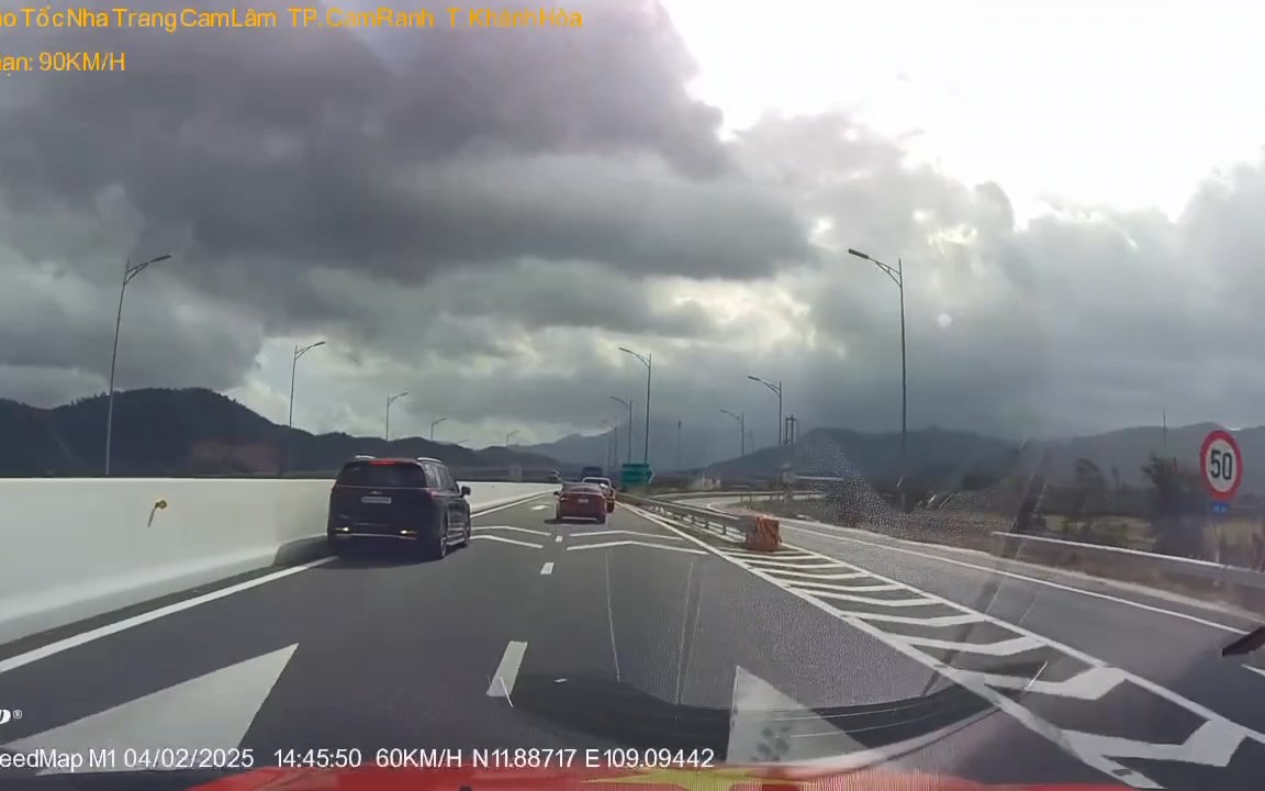 Tài xế quay đầu ô tô trên cao tốc Nội Bài - Lào Cai bị phạt 35 triệu đồng- Ảnh 1. Nữ tài xế lùi xe trên cao tốc Nha Trang - Cam Lâm bị phạt nặng