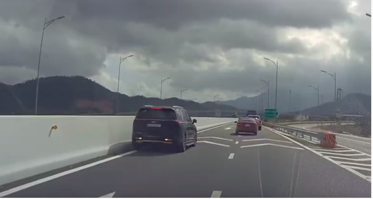 Nữ t&agrave;i xế l&ugrave;i xe tr&ecirc;n cao tốc Nha Trang - Cam L&acirc;m bị phạt nặng- Ảnh 1.