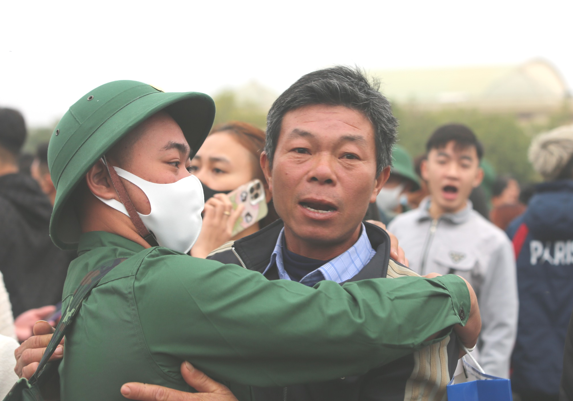 T&acirc;n binh chia tay người th&acirc;n phấn khởi l&ecirc;n đường nhập ngũ- Ảnh 4.