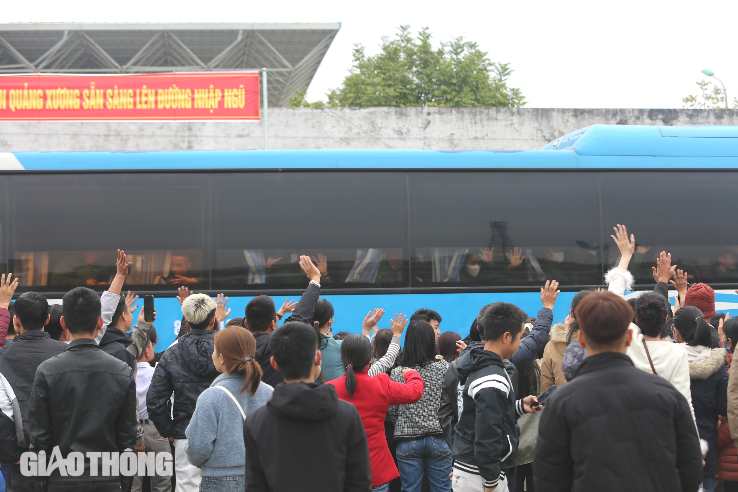 T&acirc;n binh chia tay người th&acirc;n phấn khởi l&ecirc;n đường nhập ngũ- Ảnh 14.